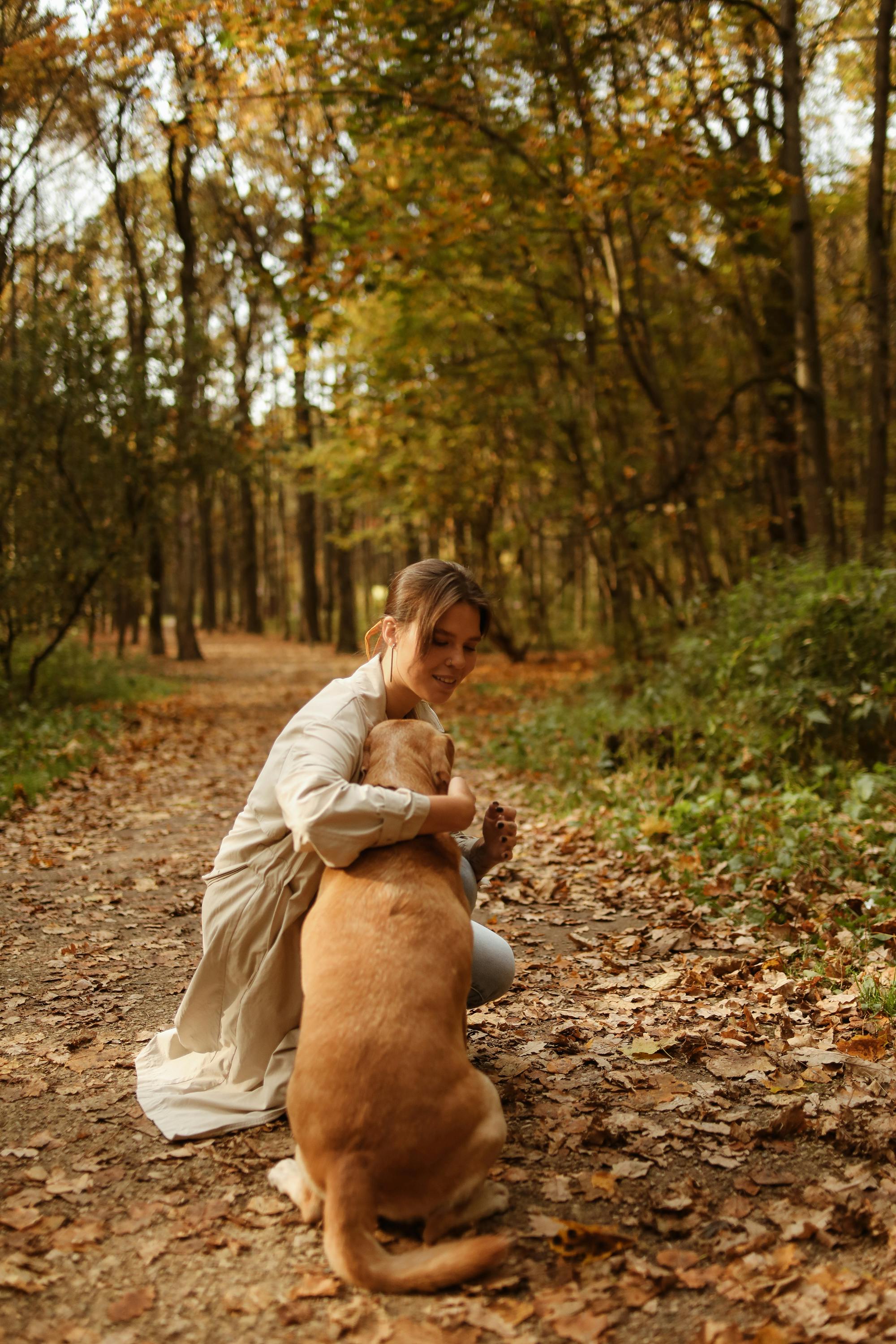 Une femme avec son chien | Source : Unsplash