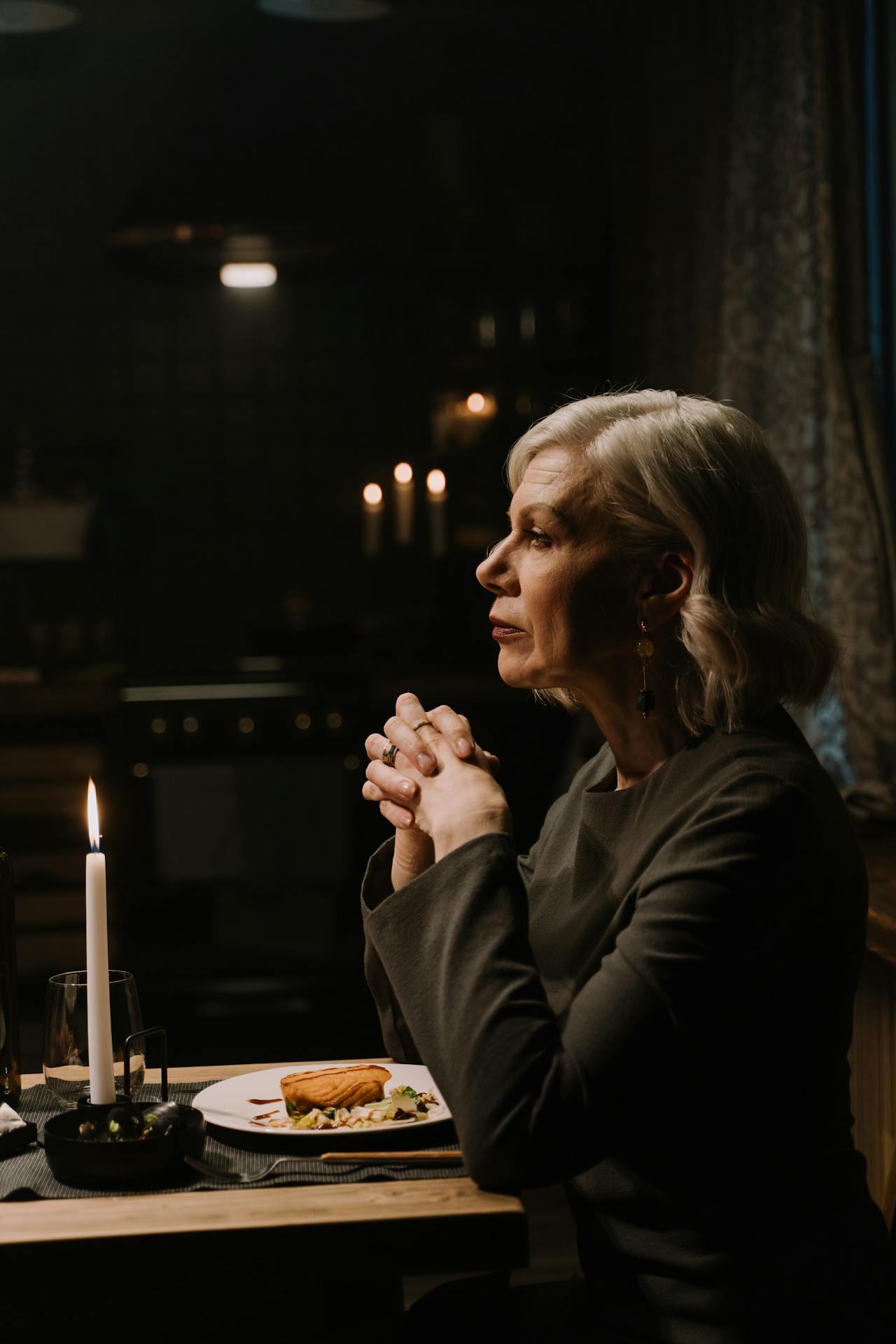 Une élégante femme âgée assise à une table à manger | Source : Pexels