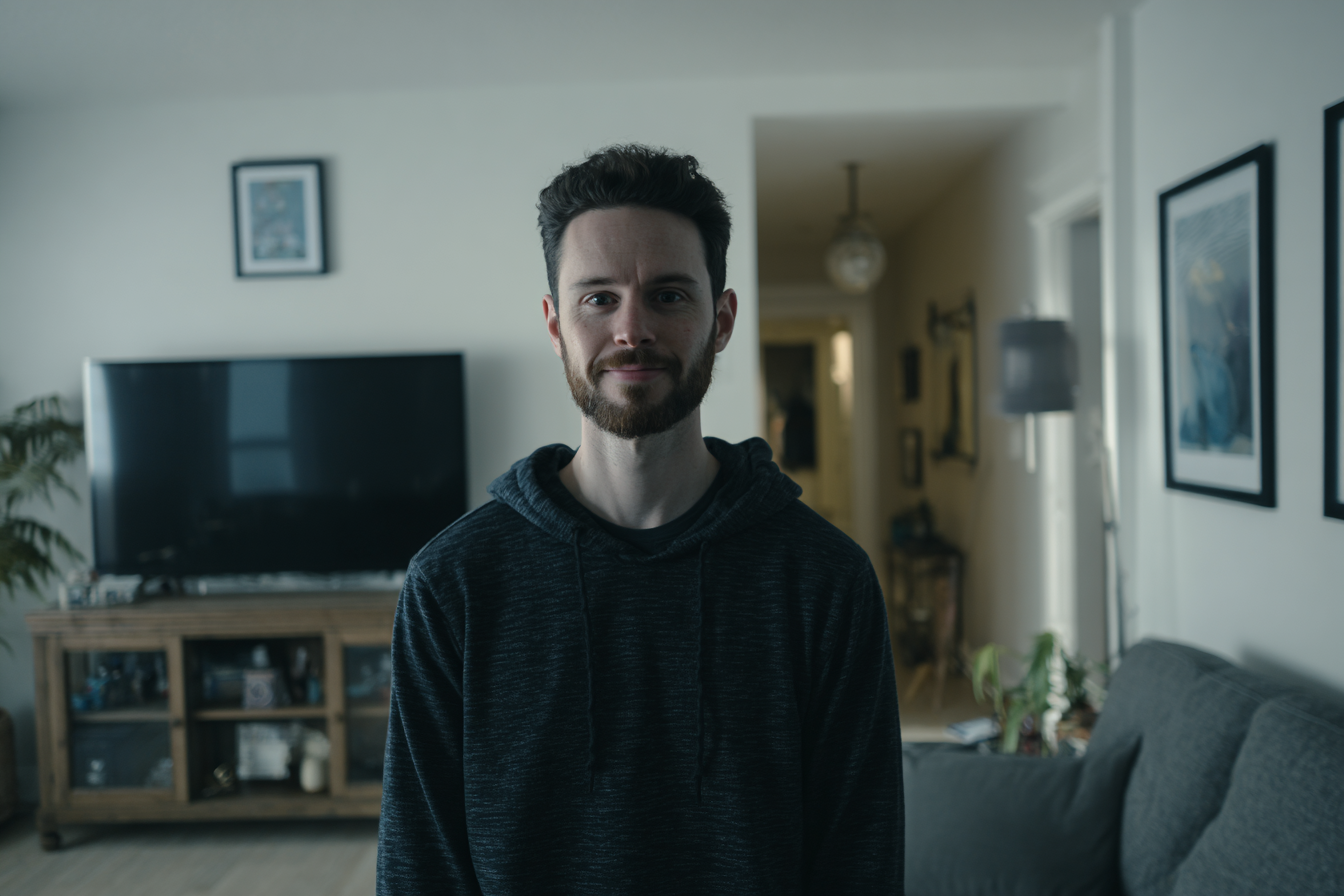 Un homme debout dans un salon | Source : Midjourney