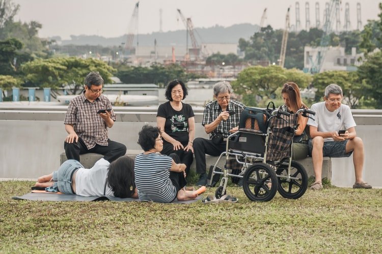 Des groupes des gens entrain de de discuter. | Photo : Unsplash