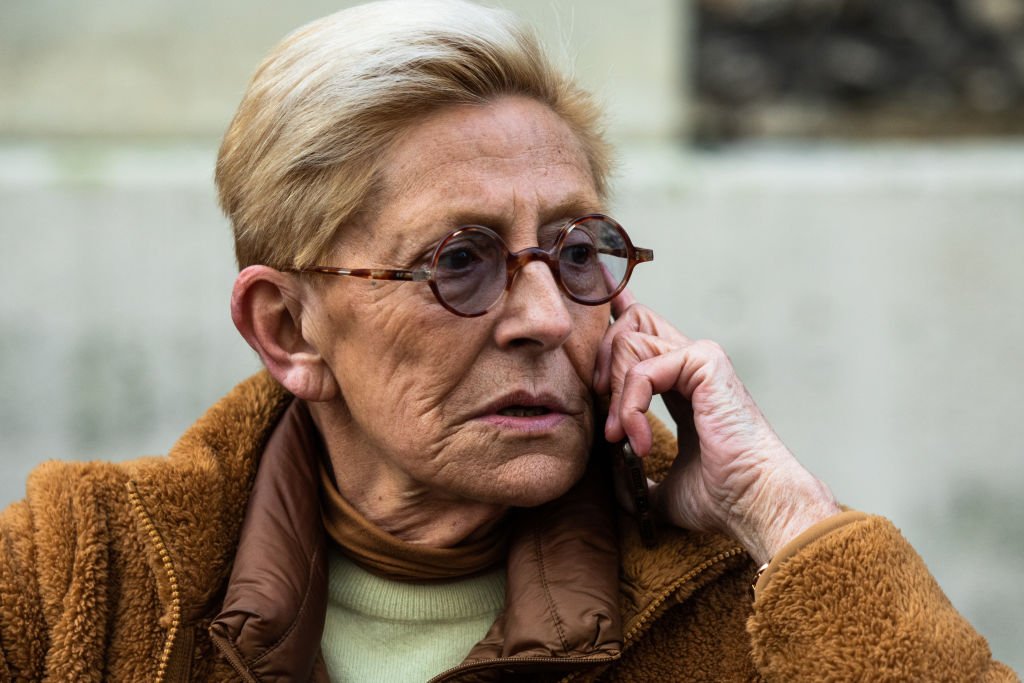 Isabelle Balkany parle au téléphone alors qu'elle attend à l'extérieur de la prison de la Sante, le 12 février 2020 à Paris. | Photo : Getty Images