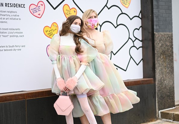 Ella Sophie et sa mère Michelle Blashka sont vues portant des robes Selkie devant le défilé de Rebecca Minkoff. |Photo : Getty Images