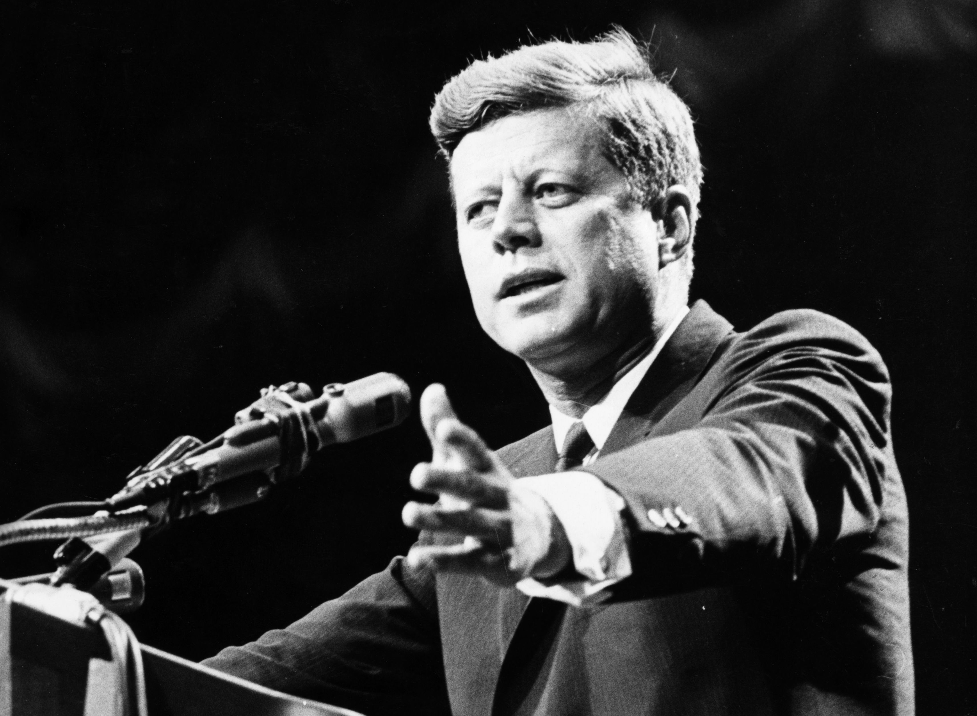 Le président John F. Kennedy prononce un discours en 1962. | Source : Getty Images