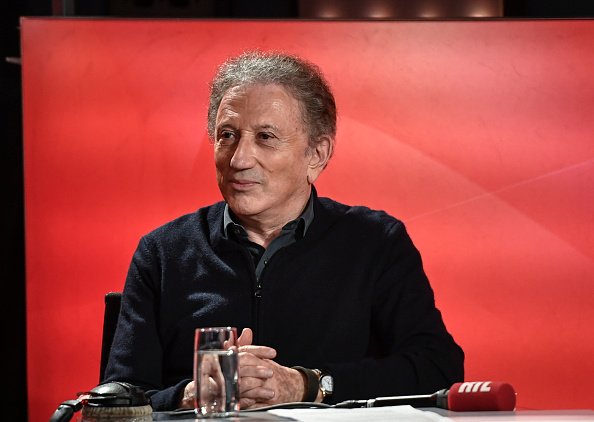 Michel Drucker assiste à une émission de radio marquant la 3000ème chronique radiophonique. |Photo :Getty Images
