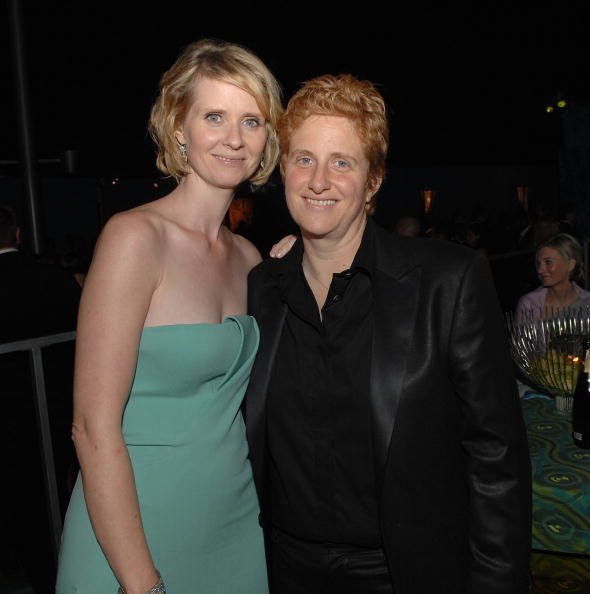 Cynthia Nixon et Christine Marinoni à la marche de la fierté de New York 2018 | Photo: Getty Images