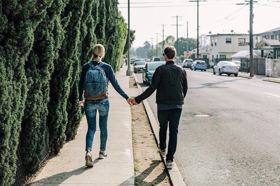 Couple marchant dans la rue |  Photo : Pixabay