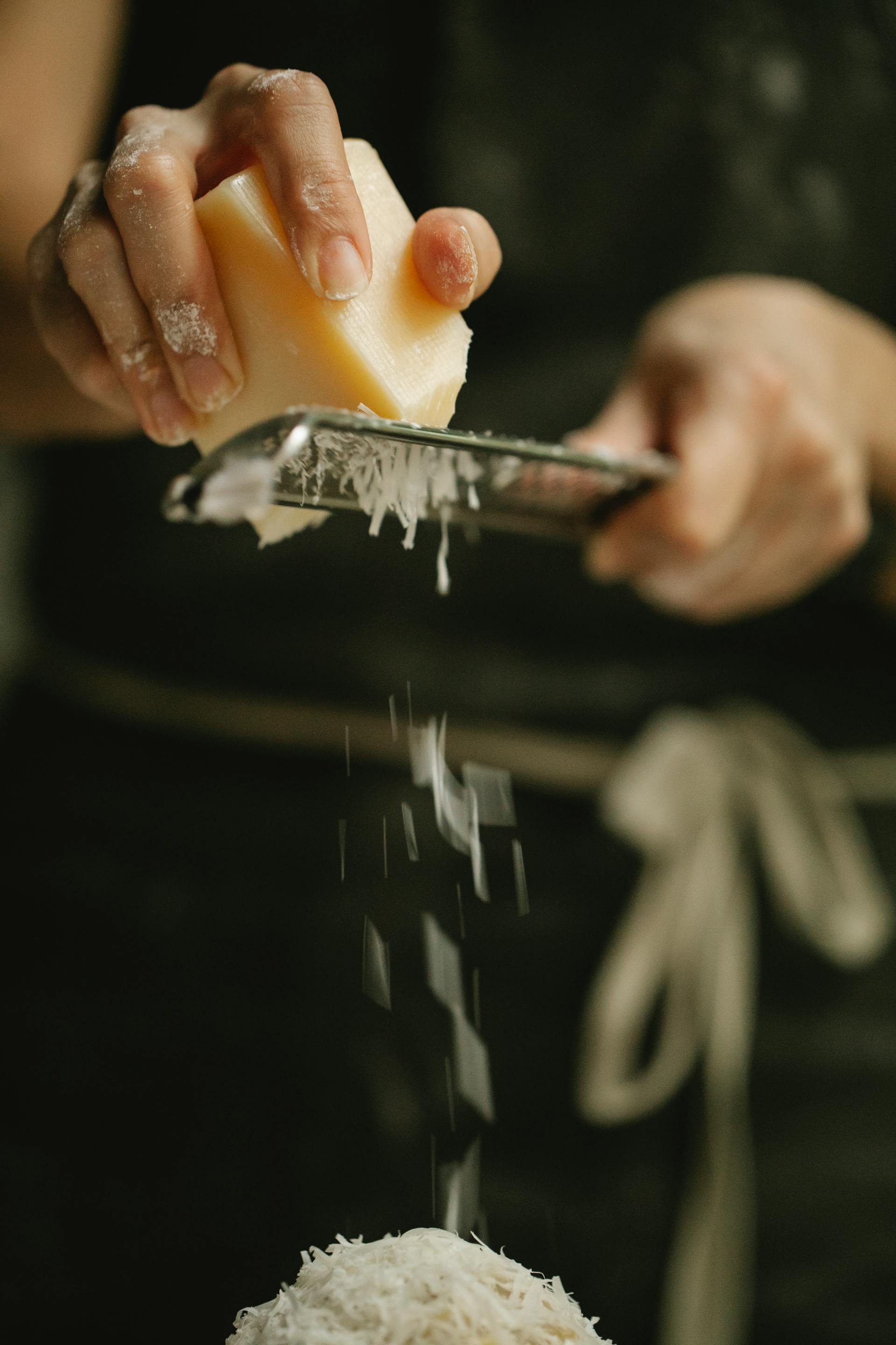 Une personne qui râpe du fromage | Source : Pexels