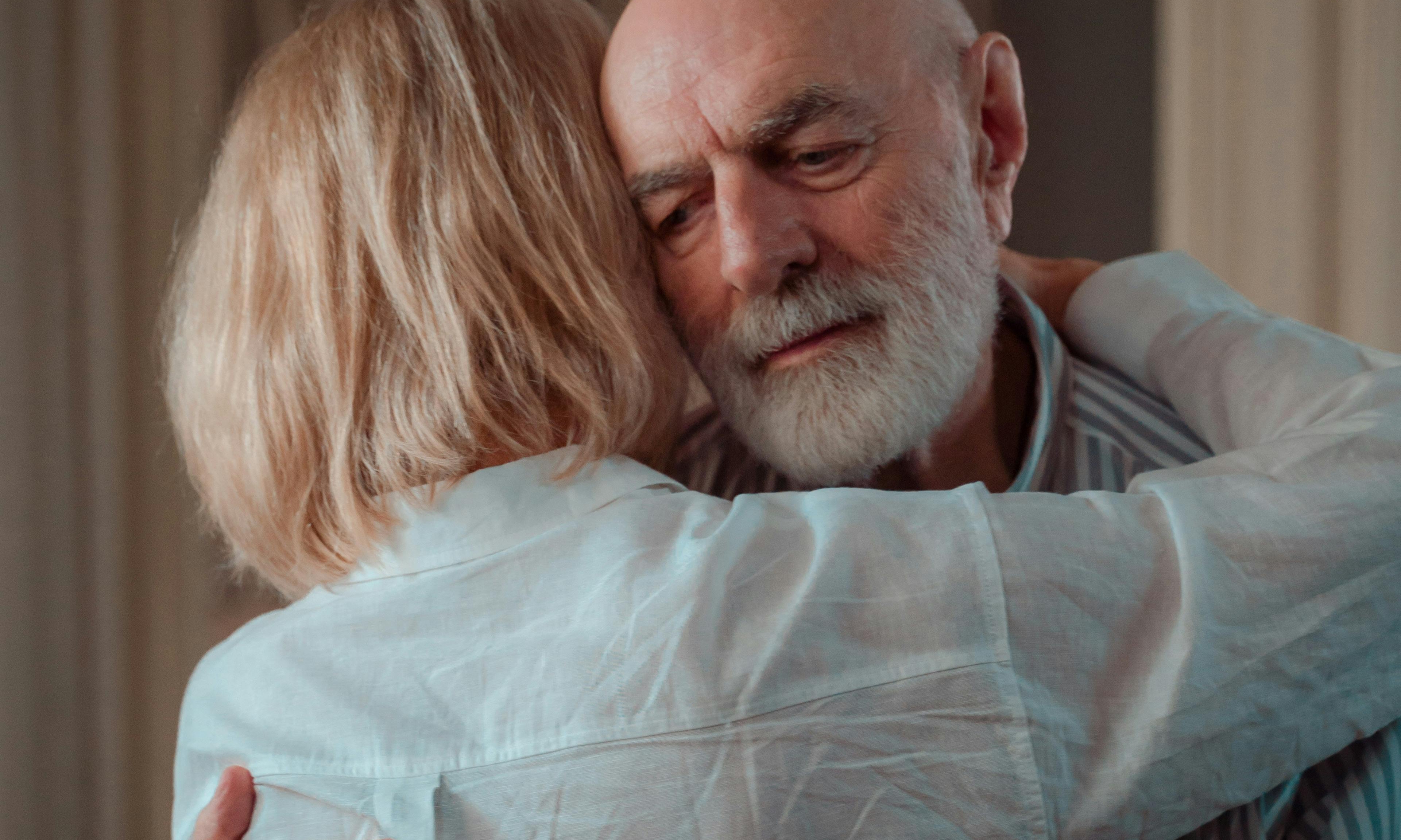 Harold réconforte Margaret et l'accueille dans sa maison | Source : Pexels