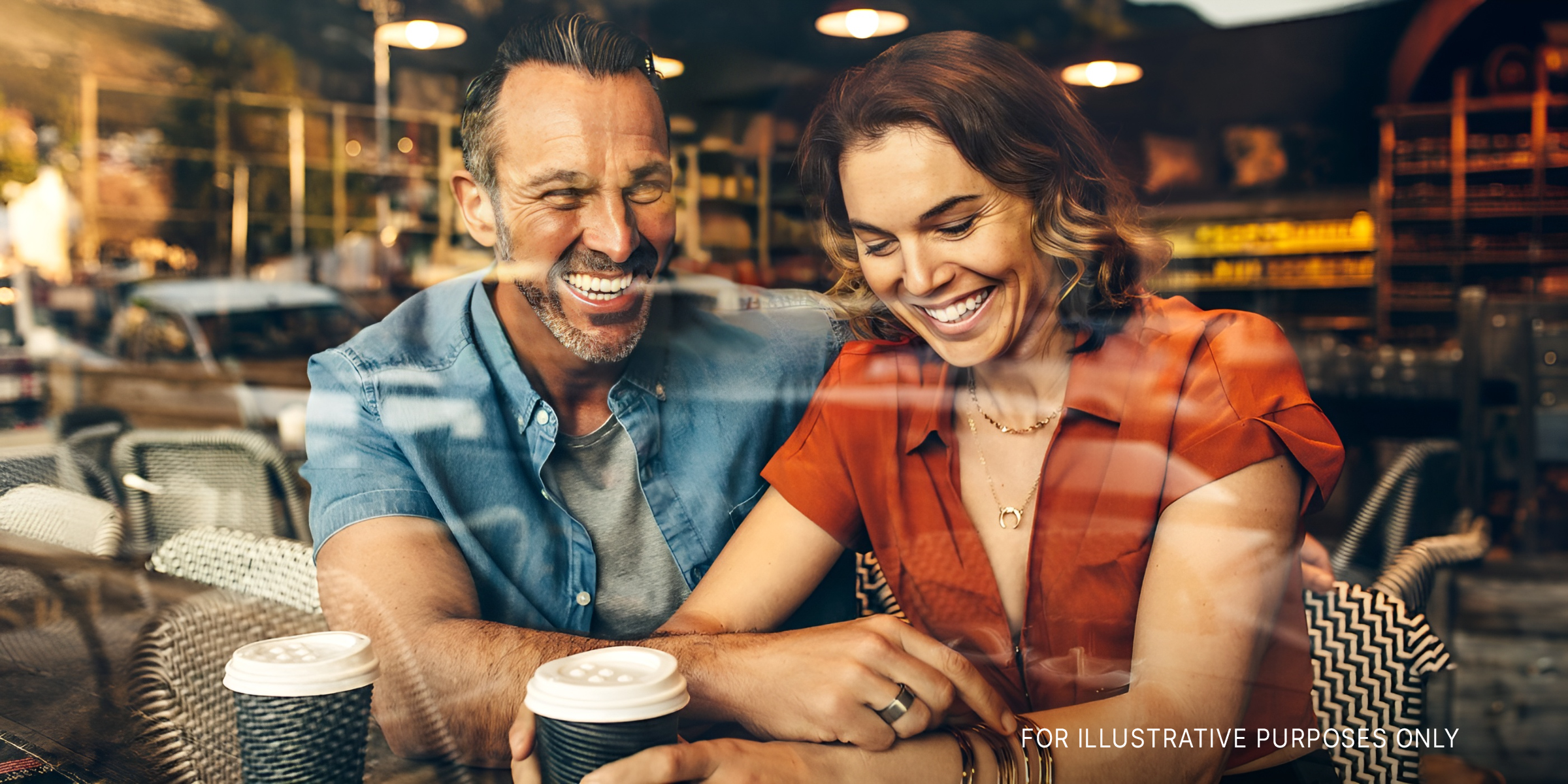 Couple assis à l'intérieur d'un café | Shutterstock