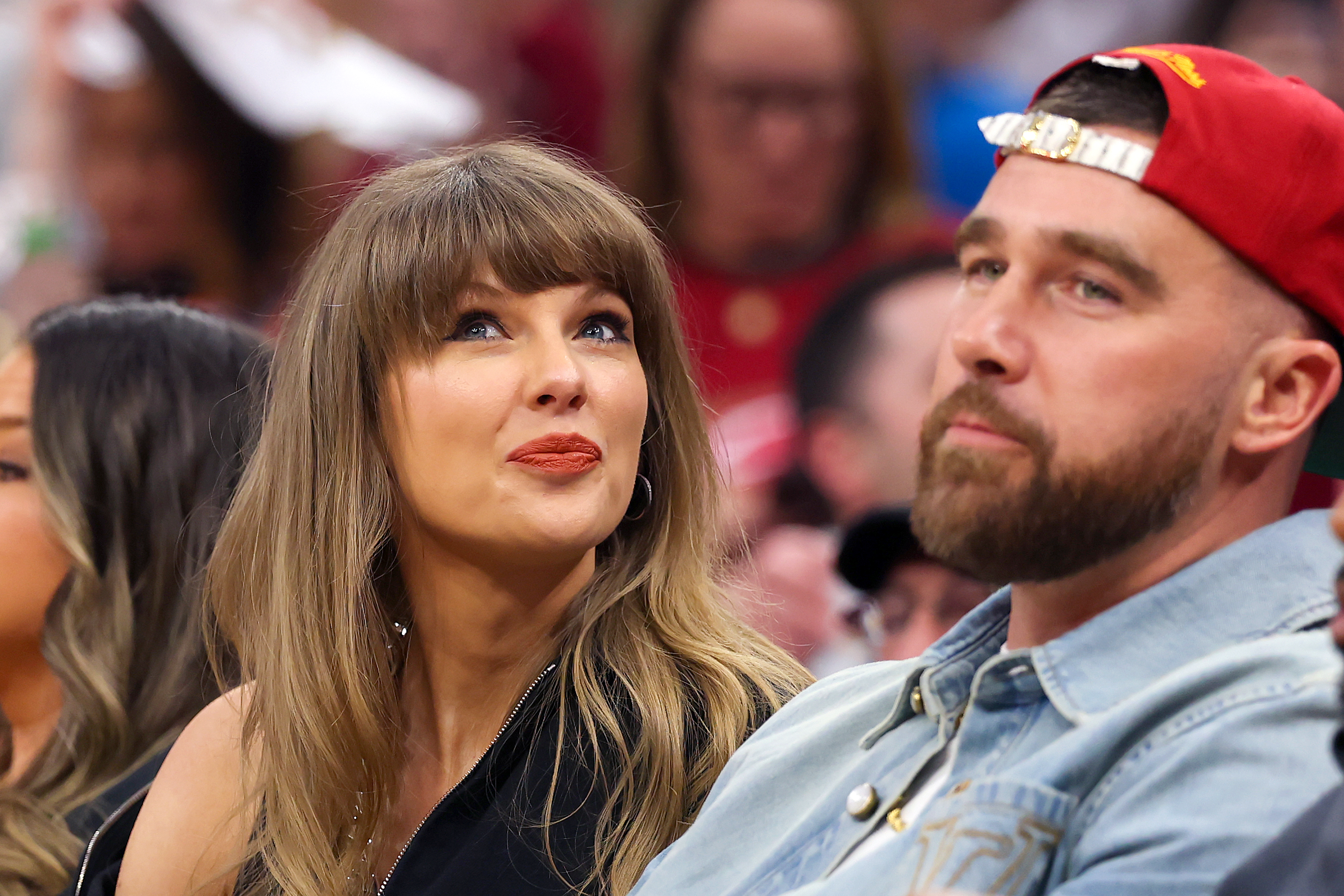 Taylor Swift et Travis Kelce formaient déjà l'un des couples les plus suivis du monde du spectacle avant même de se marier. Leur première apparition en tant que mari et femme a eu lieu quelques semaines plus tard, lors du mariage d'un ami, où ce détail tant attendu par les fans a été discrètement dévoilé. | Source : Getty Images