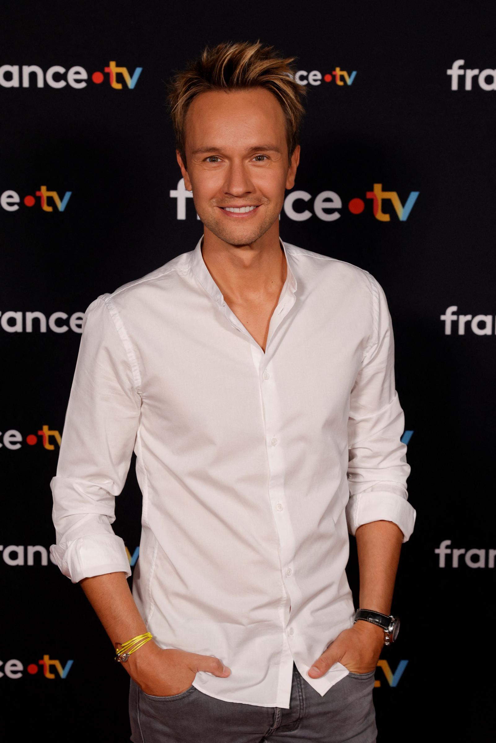 Cyril Féraud, animateur de France Télévisions, pose avant une conférence de presse pour présenter la nouvelle saison du groupe audiovisuel France Télévisions, le 11 juillet 2023 à Paris I Source : Getty Images