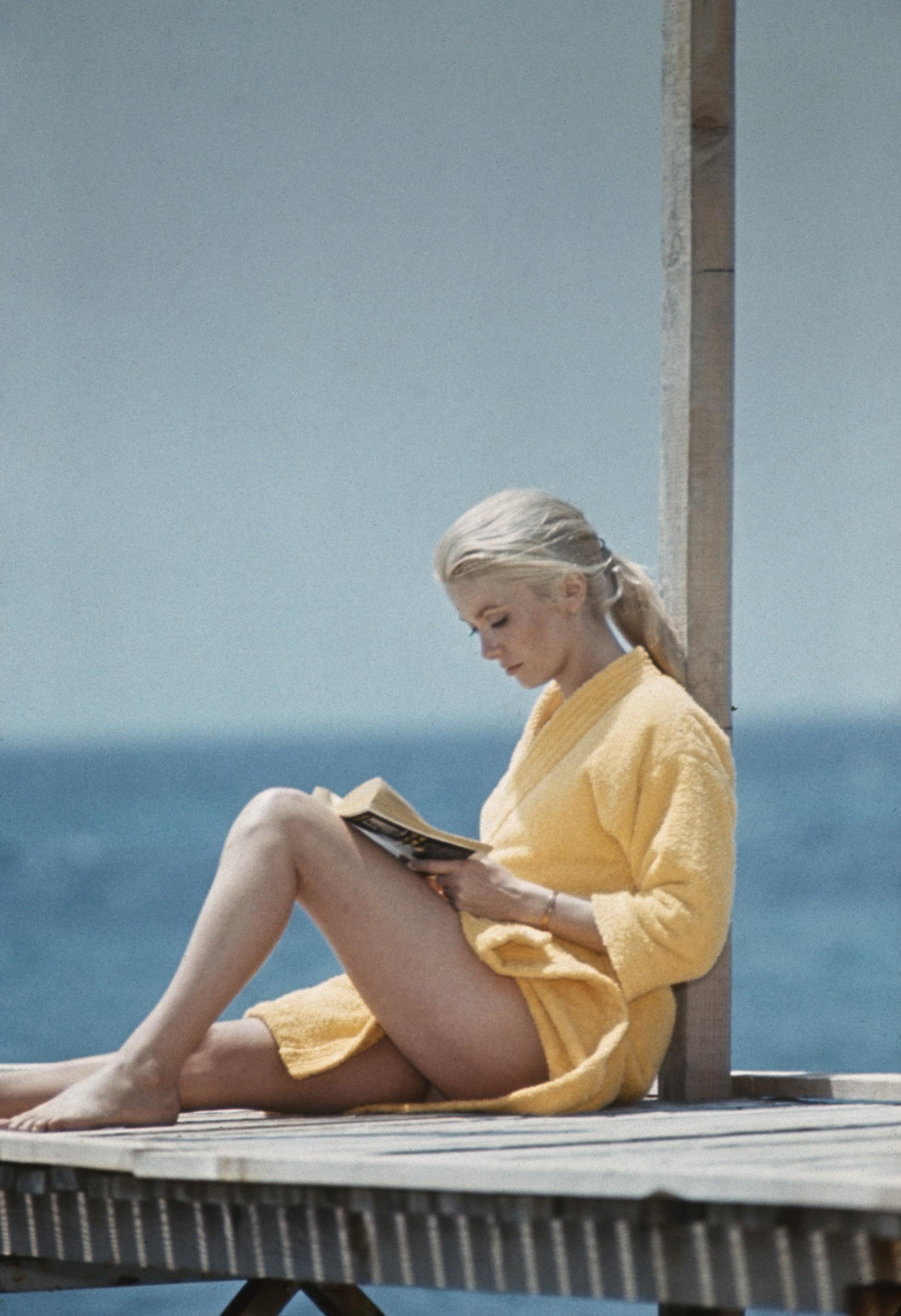 Catherine Deneuve sur le plateau de tournage de "La Chamade", vers 1968. | Source : Getty Images