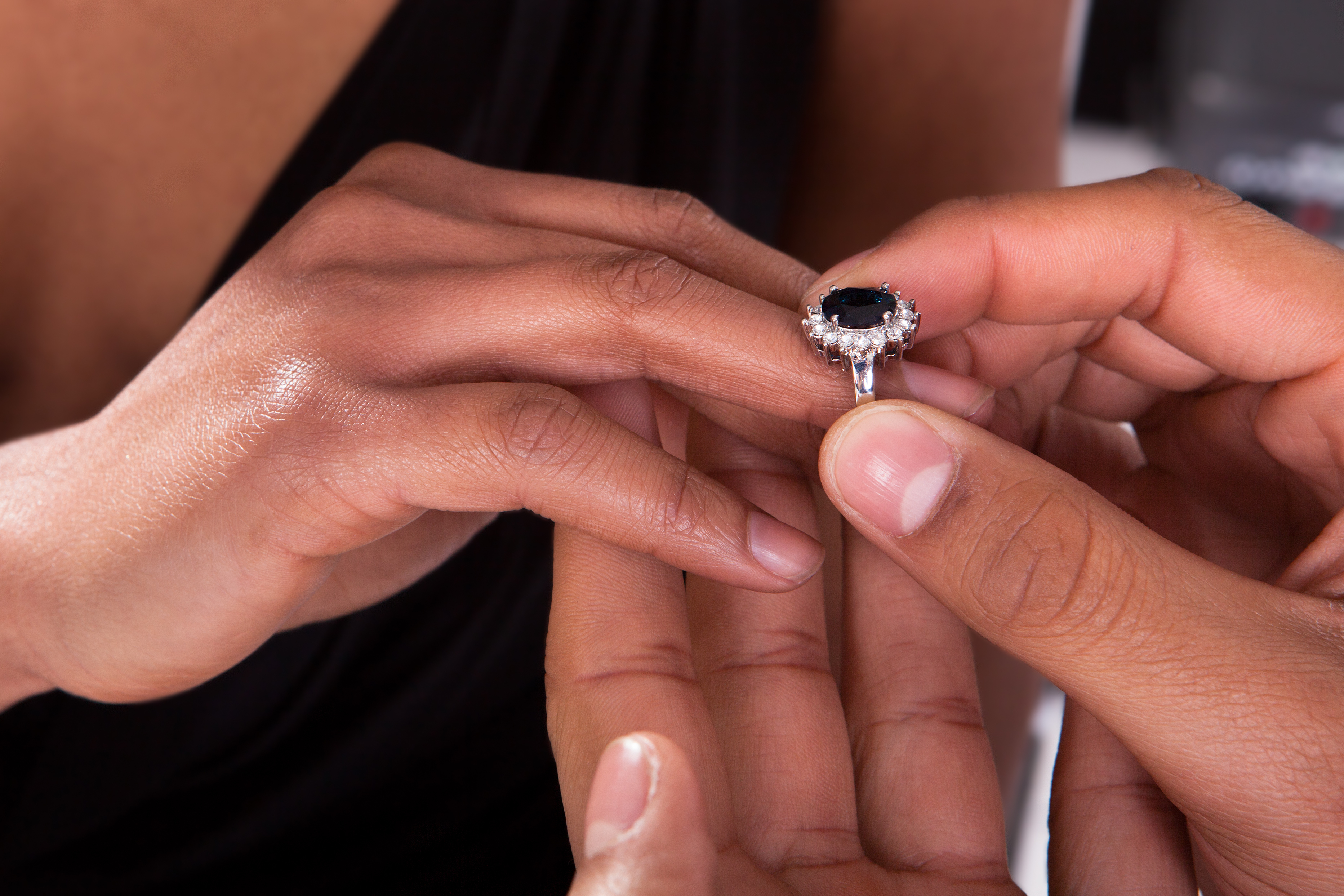 Un couple échangeant des anneaux | Source : Shutterstock