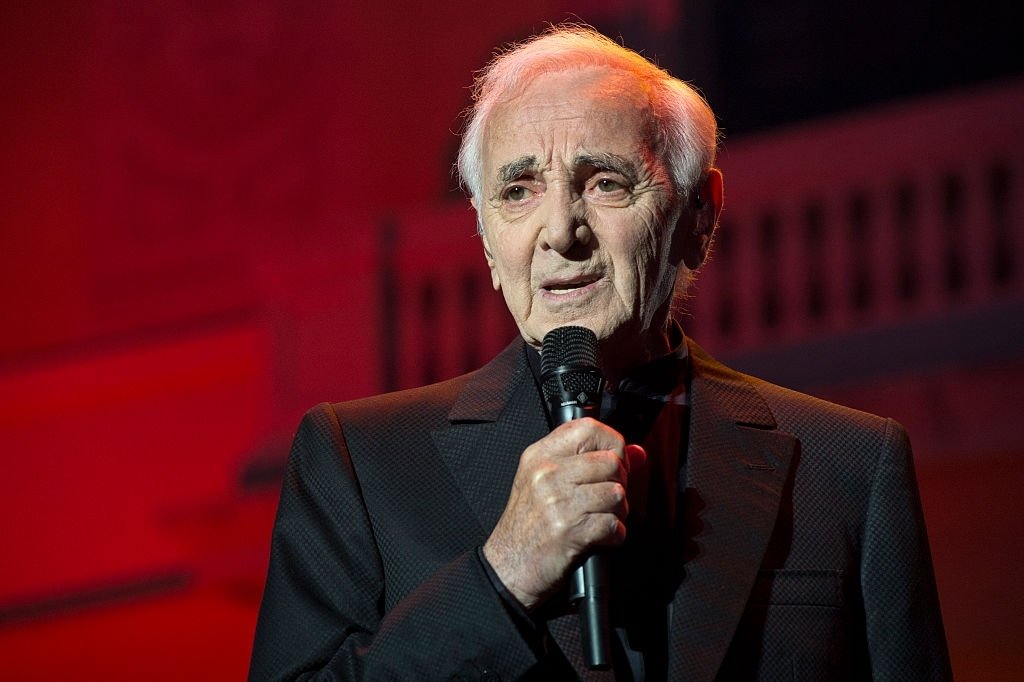 Charles Aznavour sur scène en 2016. | Photo : Getty Images
