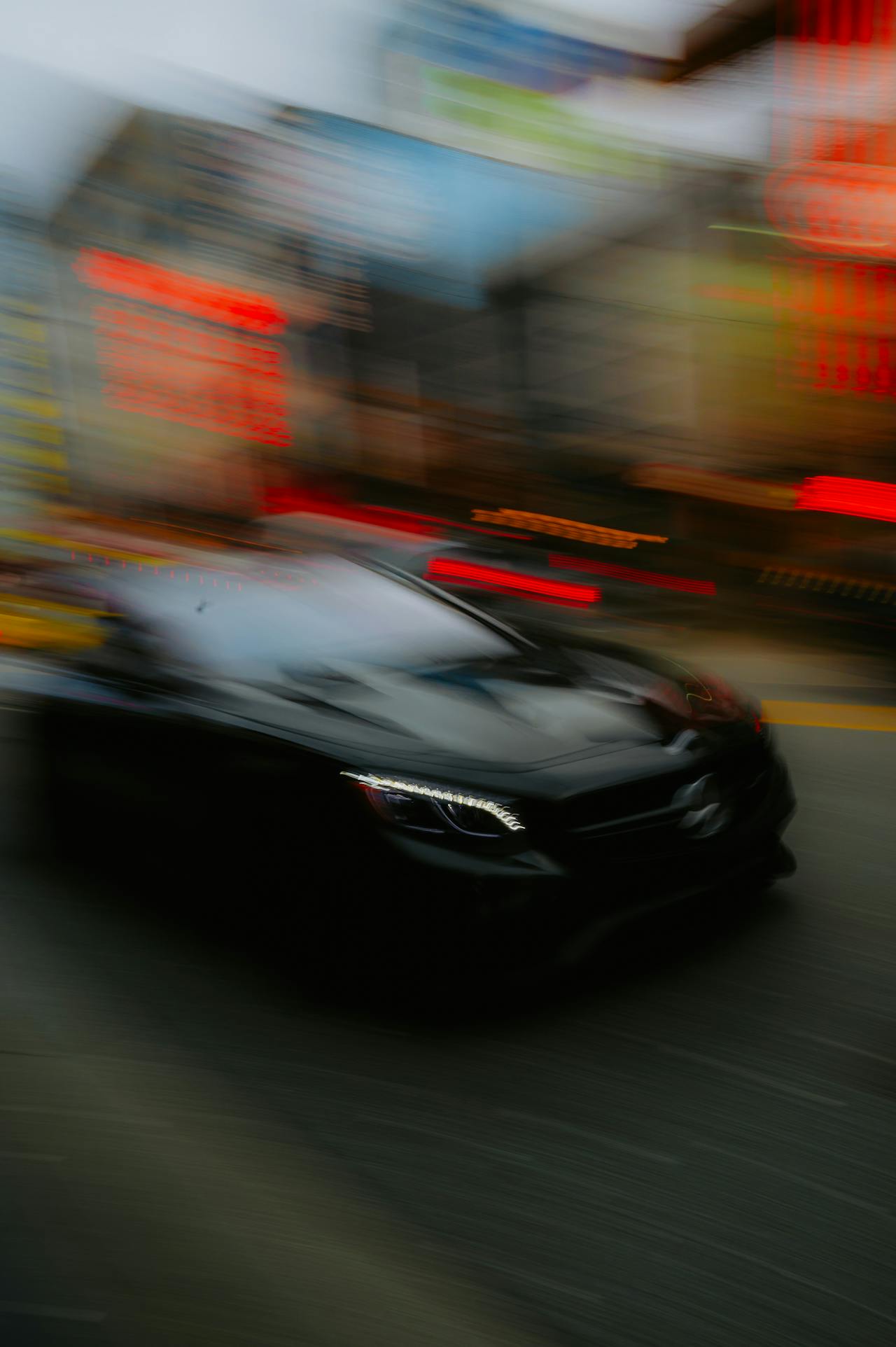 Image floue d'une voiture en excès de vitesse | Source : Pexels