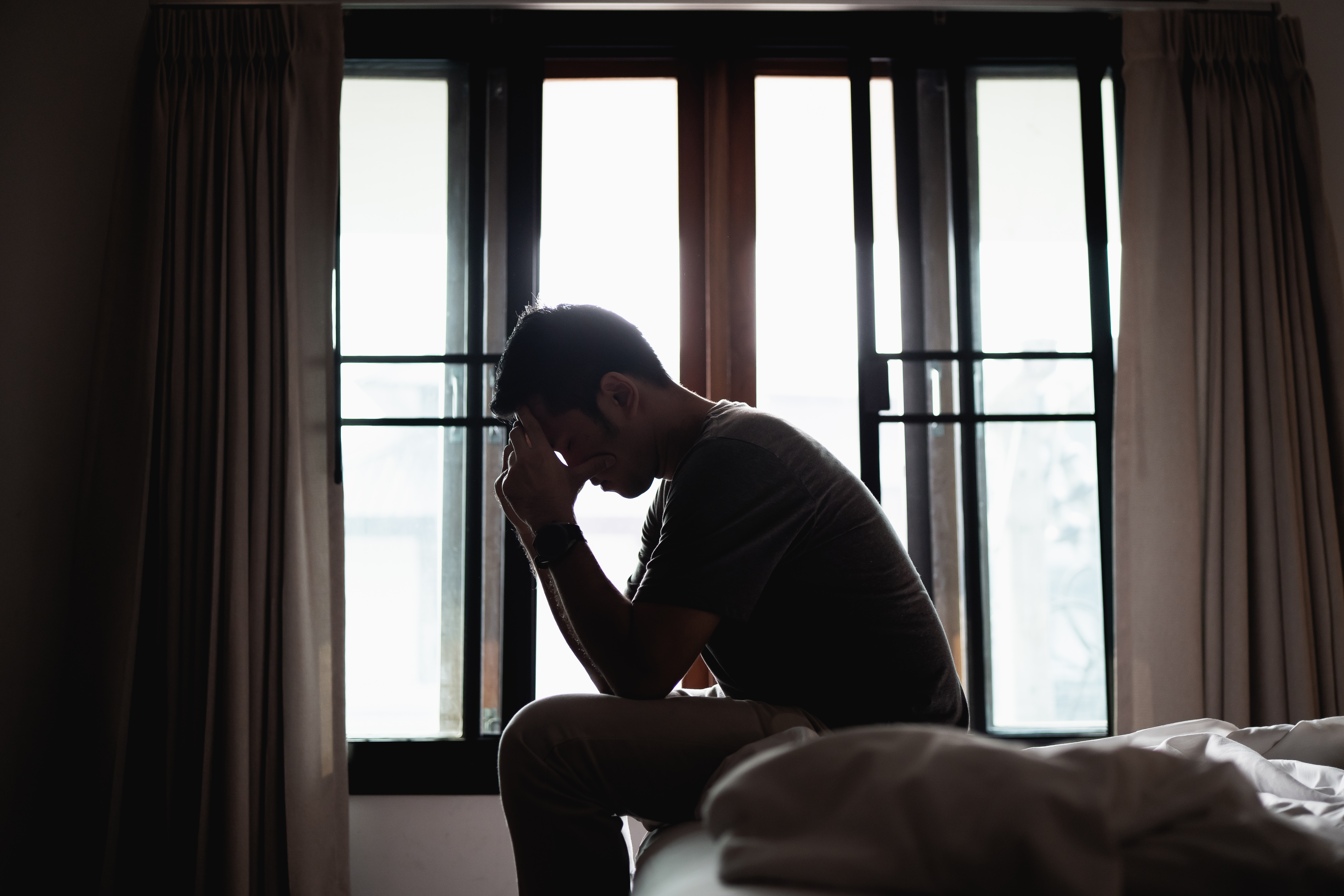 Silueta hombre deprimido | Fuente: Shutterstock