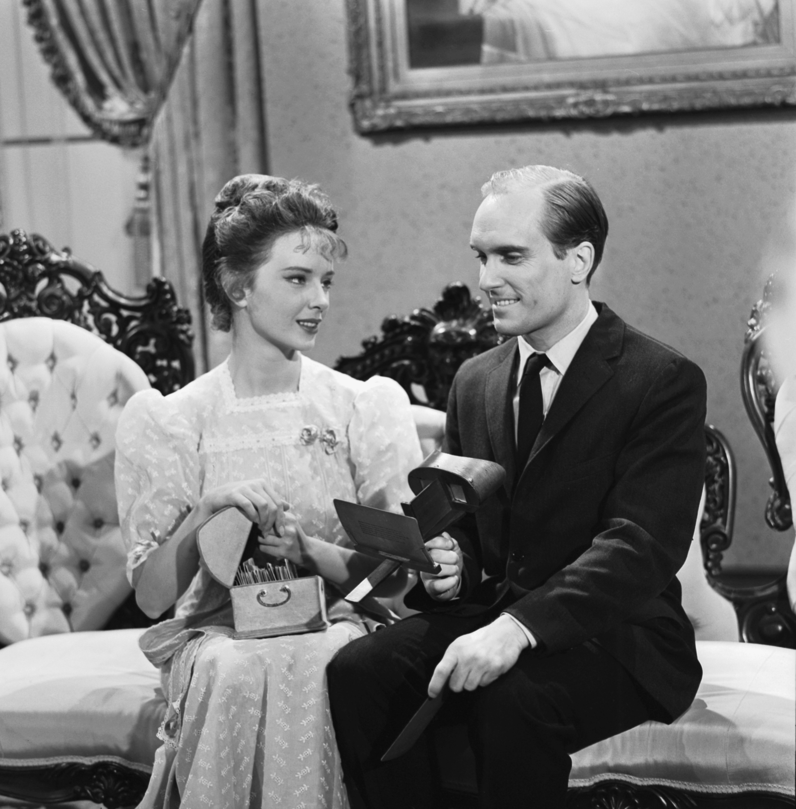 Robert Duvall dans le rôle de Charley Parkes et Claire Griswold dans celui de la poupée dans « The Twilight Zone » le 16 octobre 1962. | Source : Getty Images