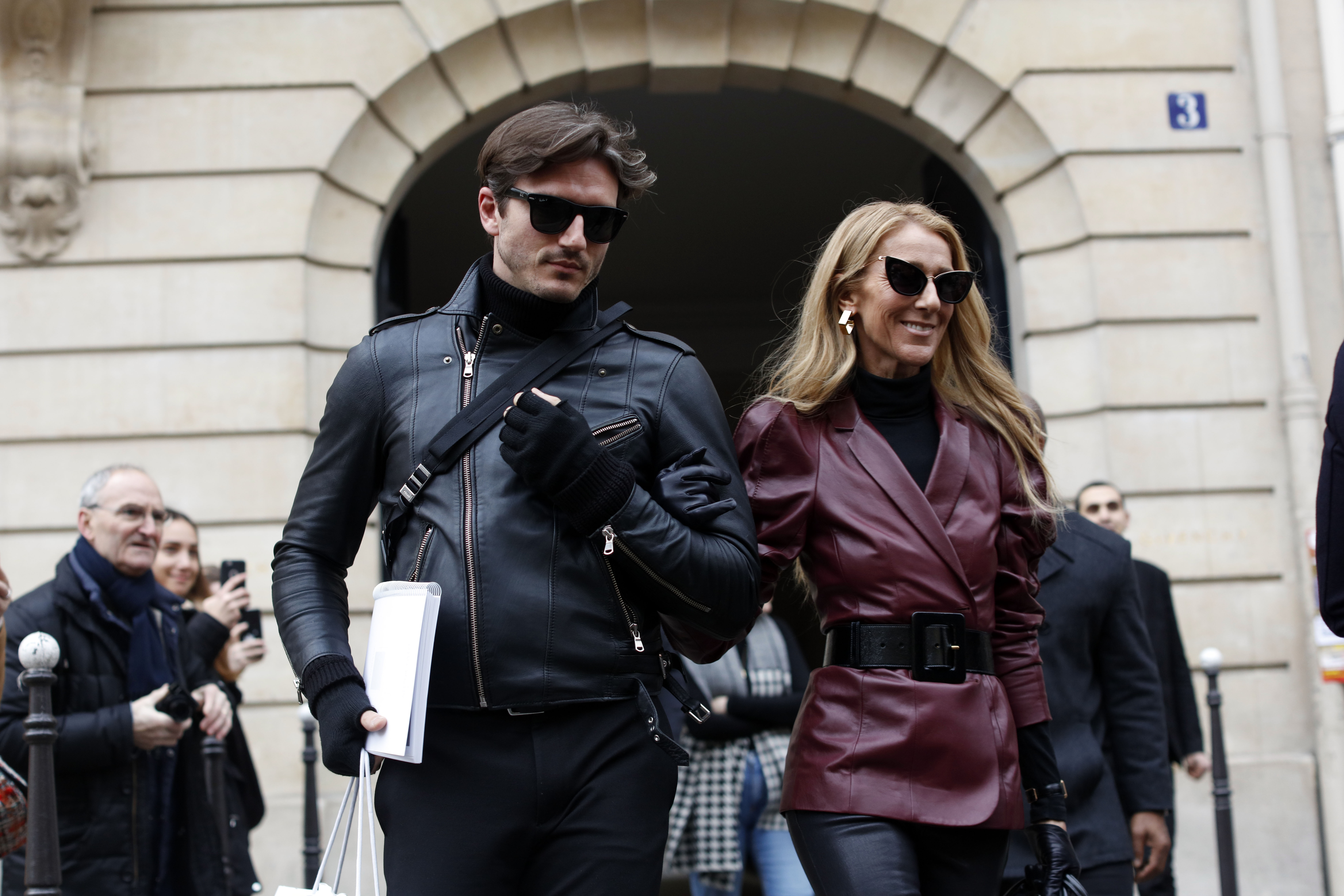 Céline Dion et Pepe Munoz vus en train de quitter l'immeuble de bureaux GIVENCHY le 24 janvier 2019 à Paris, France. | Source : Getty Images