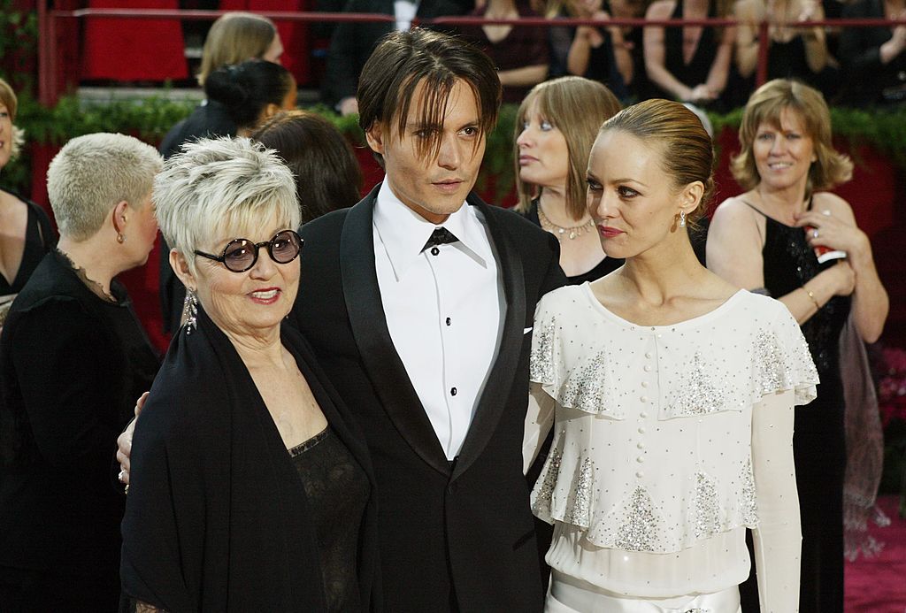 Johnny Depp avec Betty Sue Palmer et Vanessa Paradis le 29 février 2004 à Hollywood, Californie | Source : Getty Images