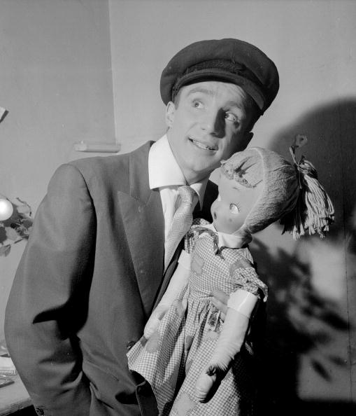 L'acteur français Claude Vega à Paris, Bobino, Janvier 1957. | Photo : Getty Images