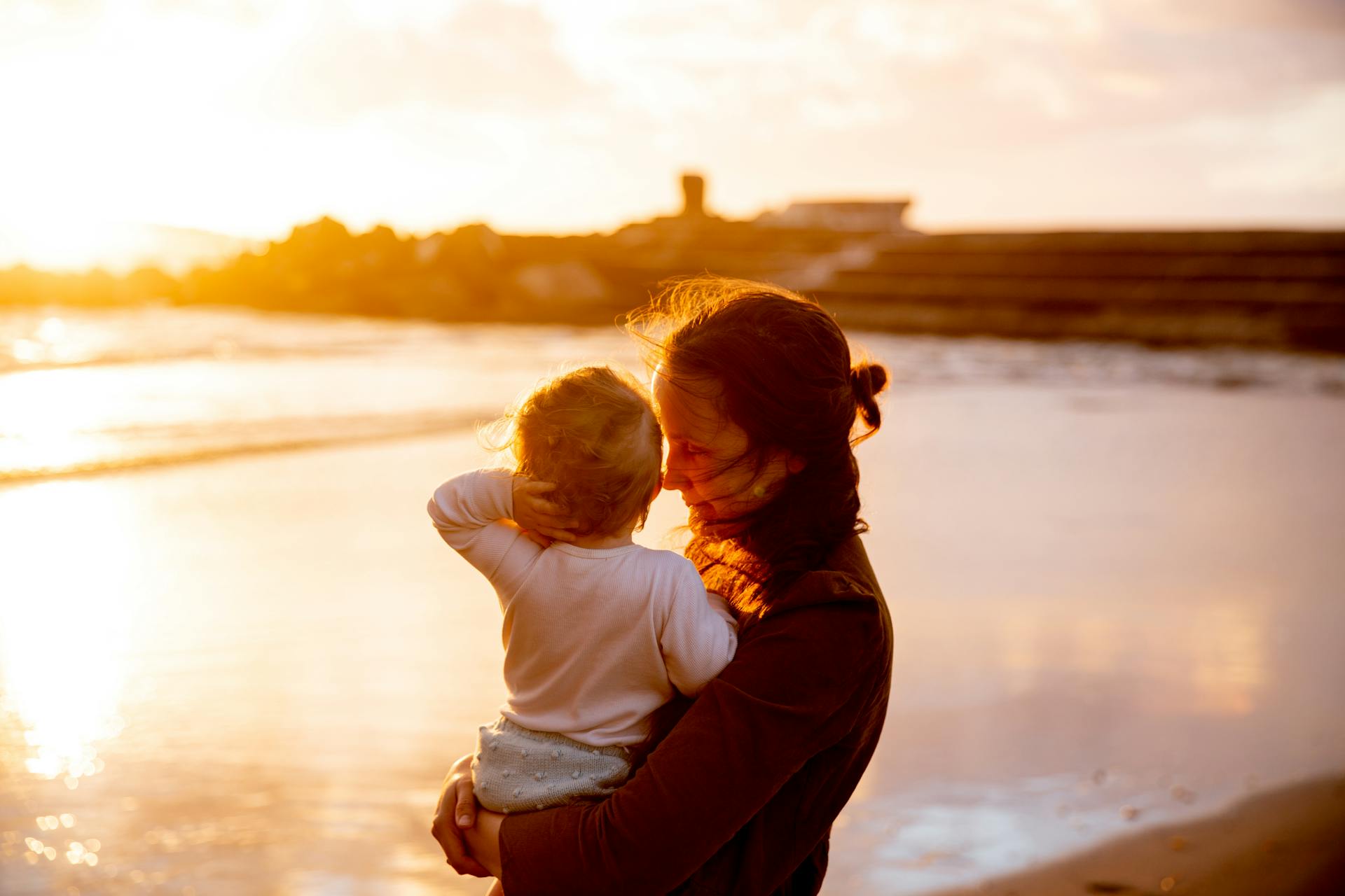 Une femme tenant son bébé | Source : Pexels