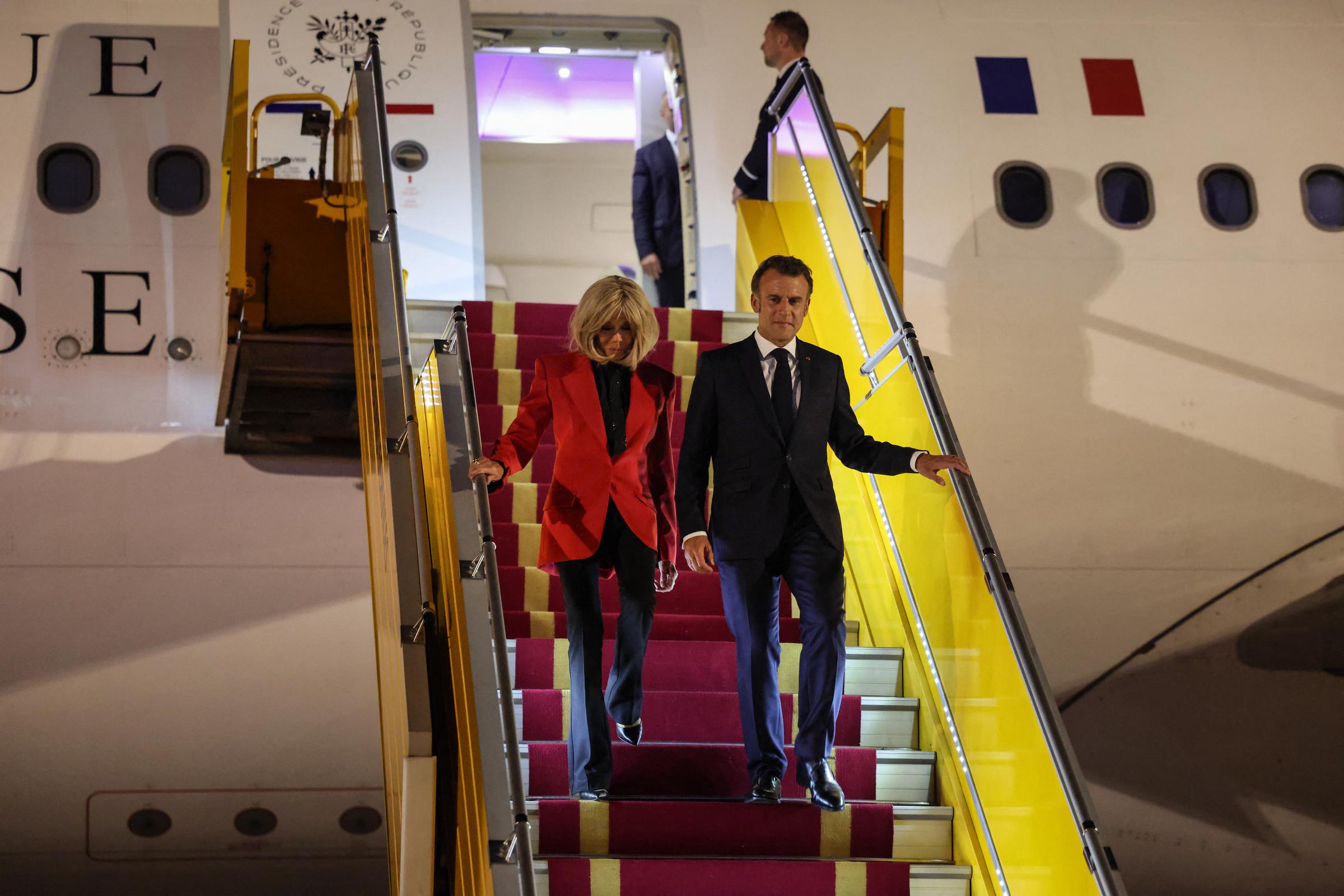 Brigitte Macron et le président français Emmanuel Macron débarquant de leur avion à Hanoï, au Vietnam, le 25 mai 2025. | Source : Getty Images
