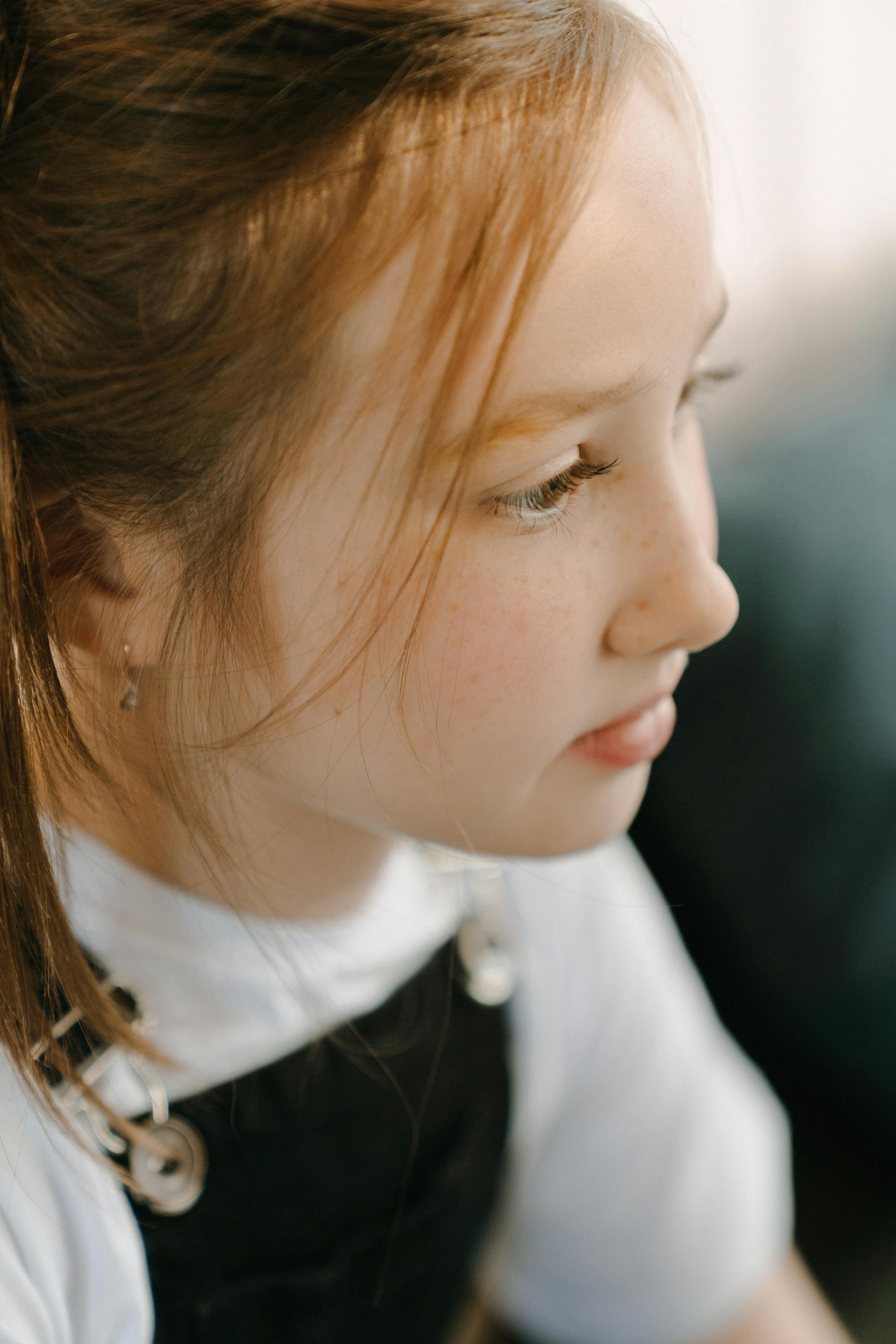 Une fille avec un regard lointain dans les yeux | Source : Pexels