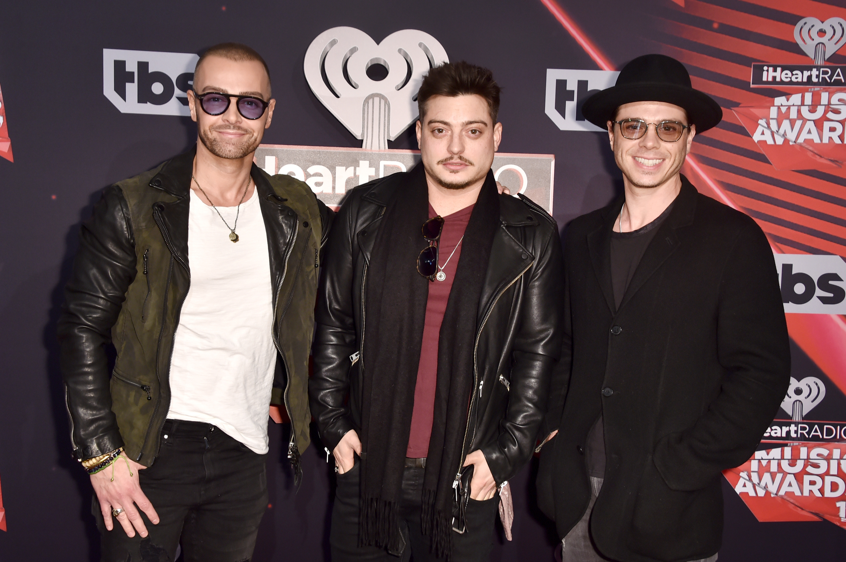 Joey, Andrew et Matthew Lawrence assistent aux iHeartRadio Music Awards 2017, le 5 mars 2017, à Inglewood, en Californie.