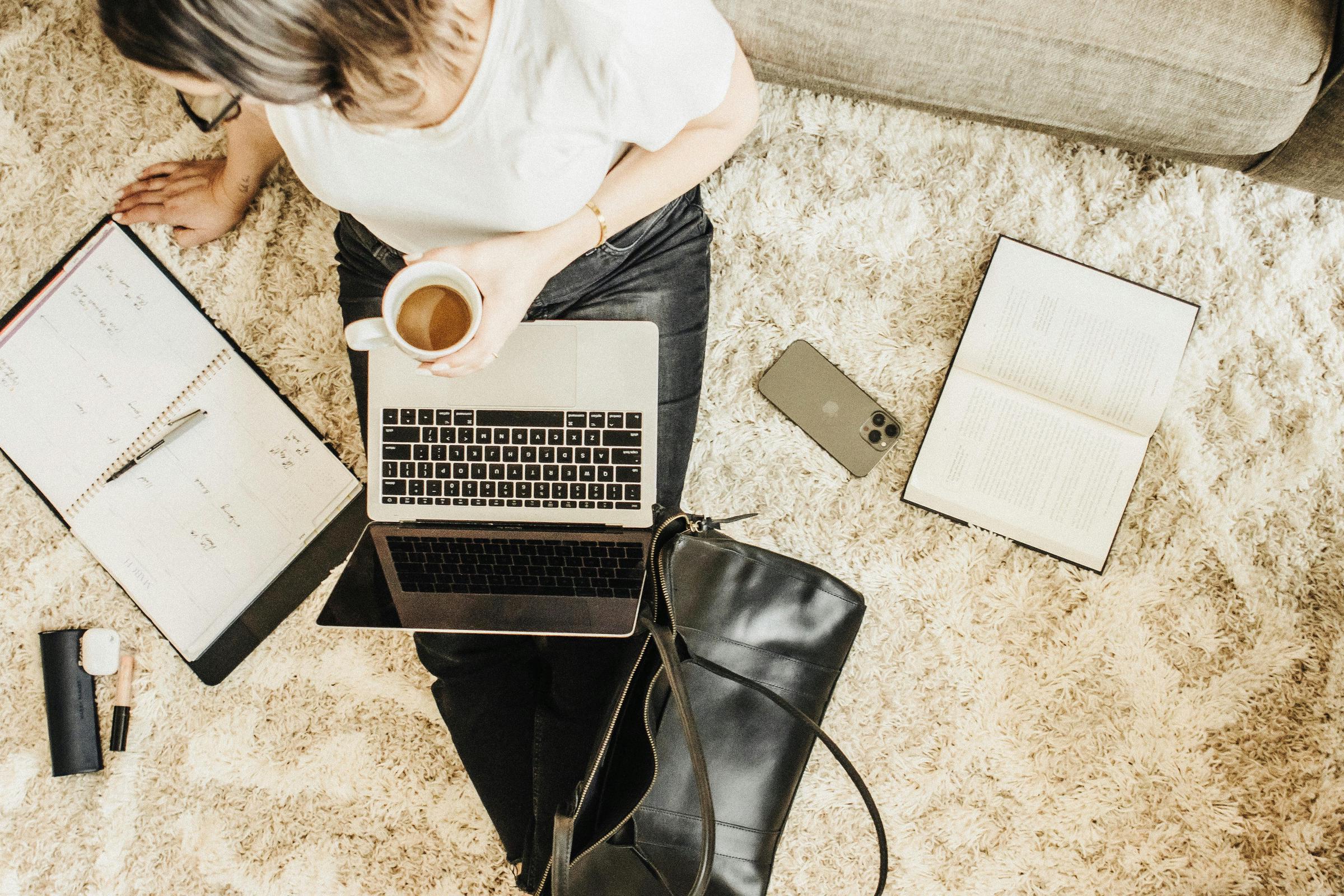 Une femme travaillant sur son ordinateur portable | Source : Pexels