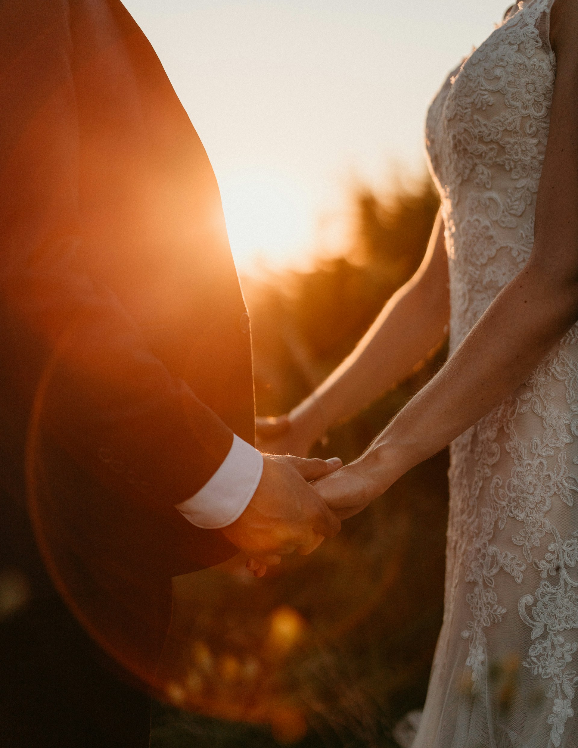 Une mariée et un marié se tenant par la main | Source : Unsplash