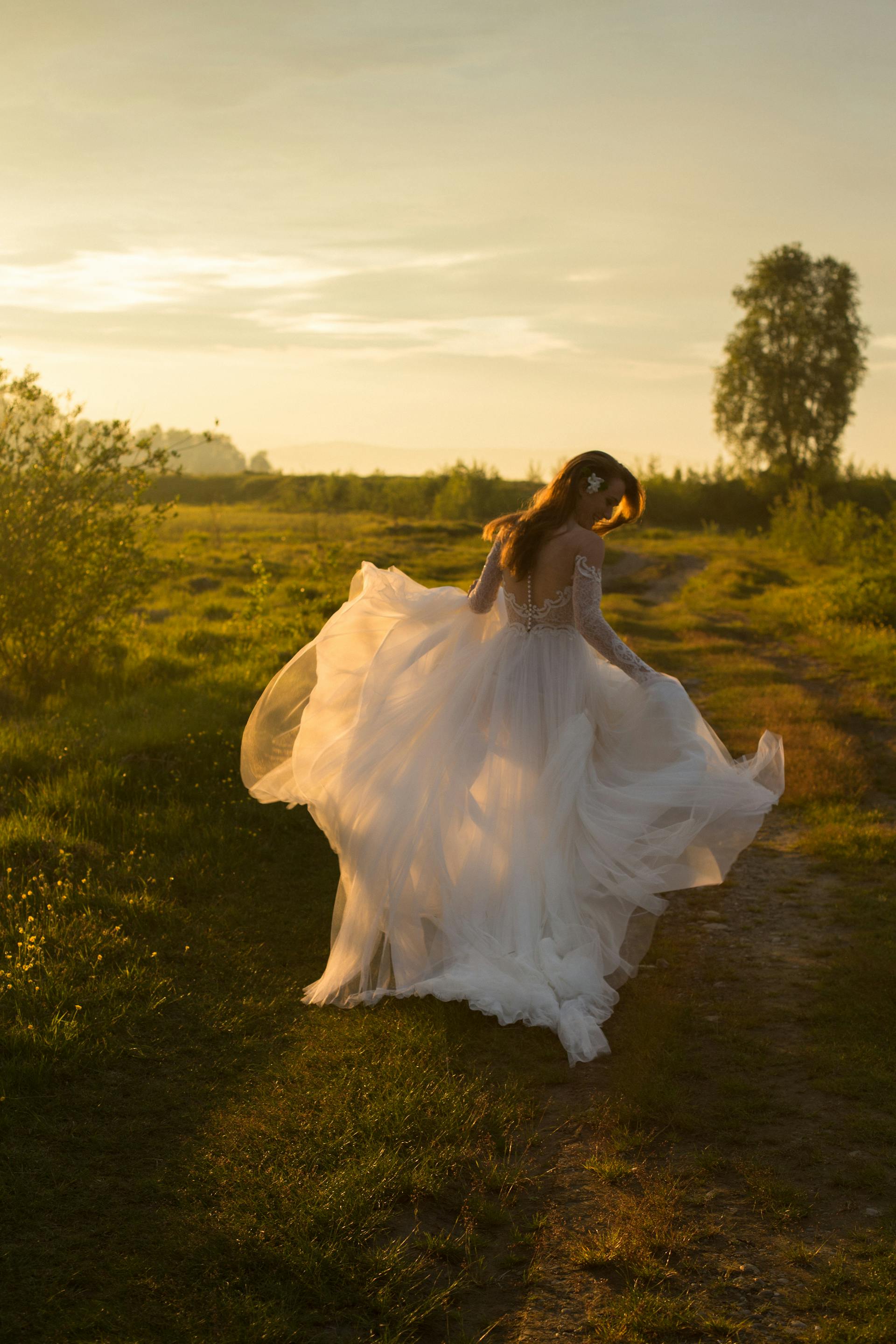 Une mariée marchant sur l'herbe | Source : Pexels