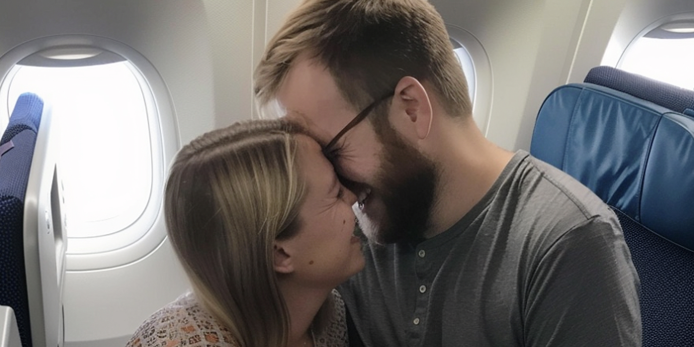 Un couple qui se fait des câlins dans un avion | Source : AmoMama