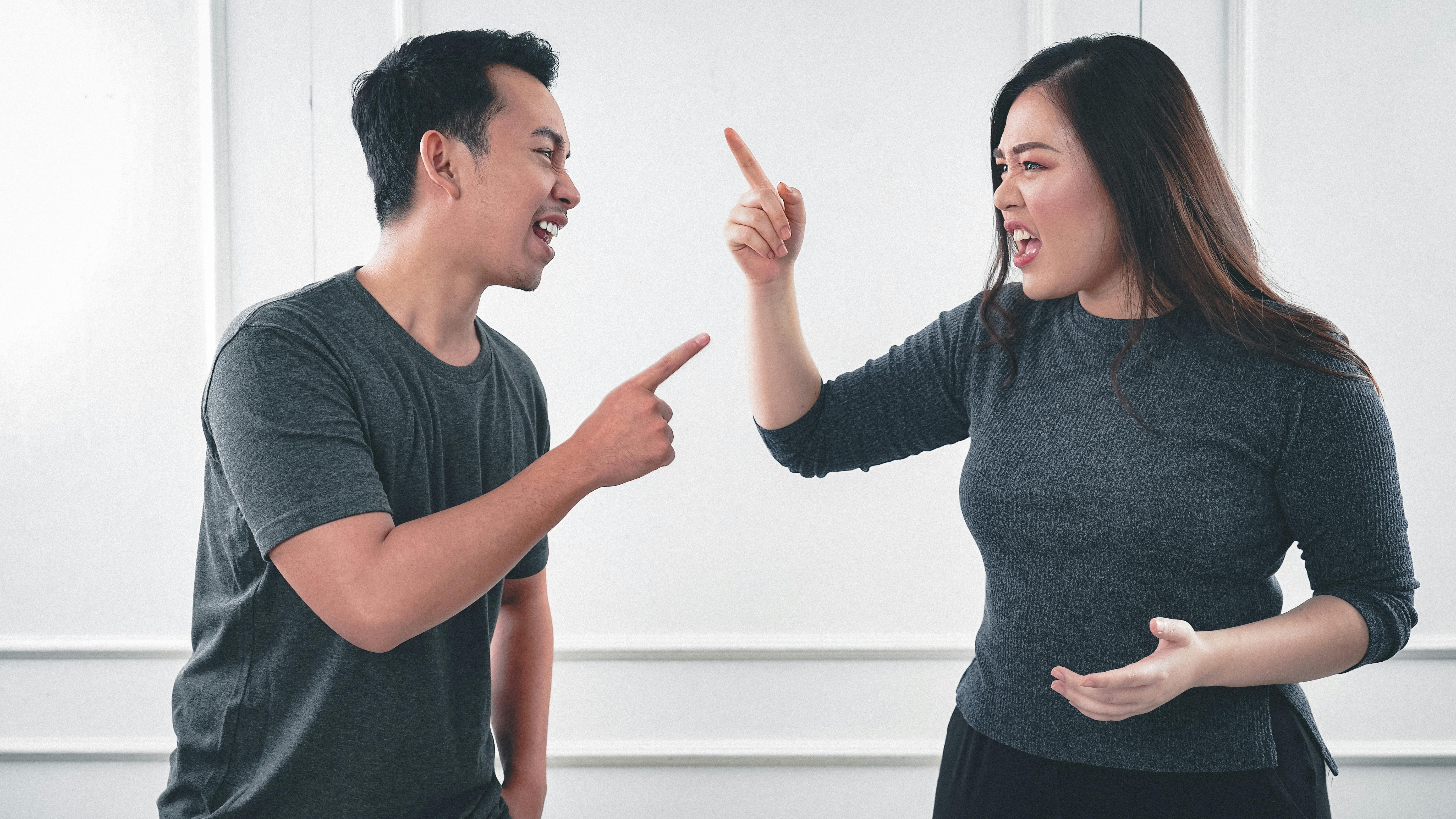 Un homme et une femme se disputent en se montrant du doigt | Source : Pexels