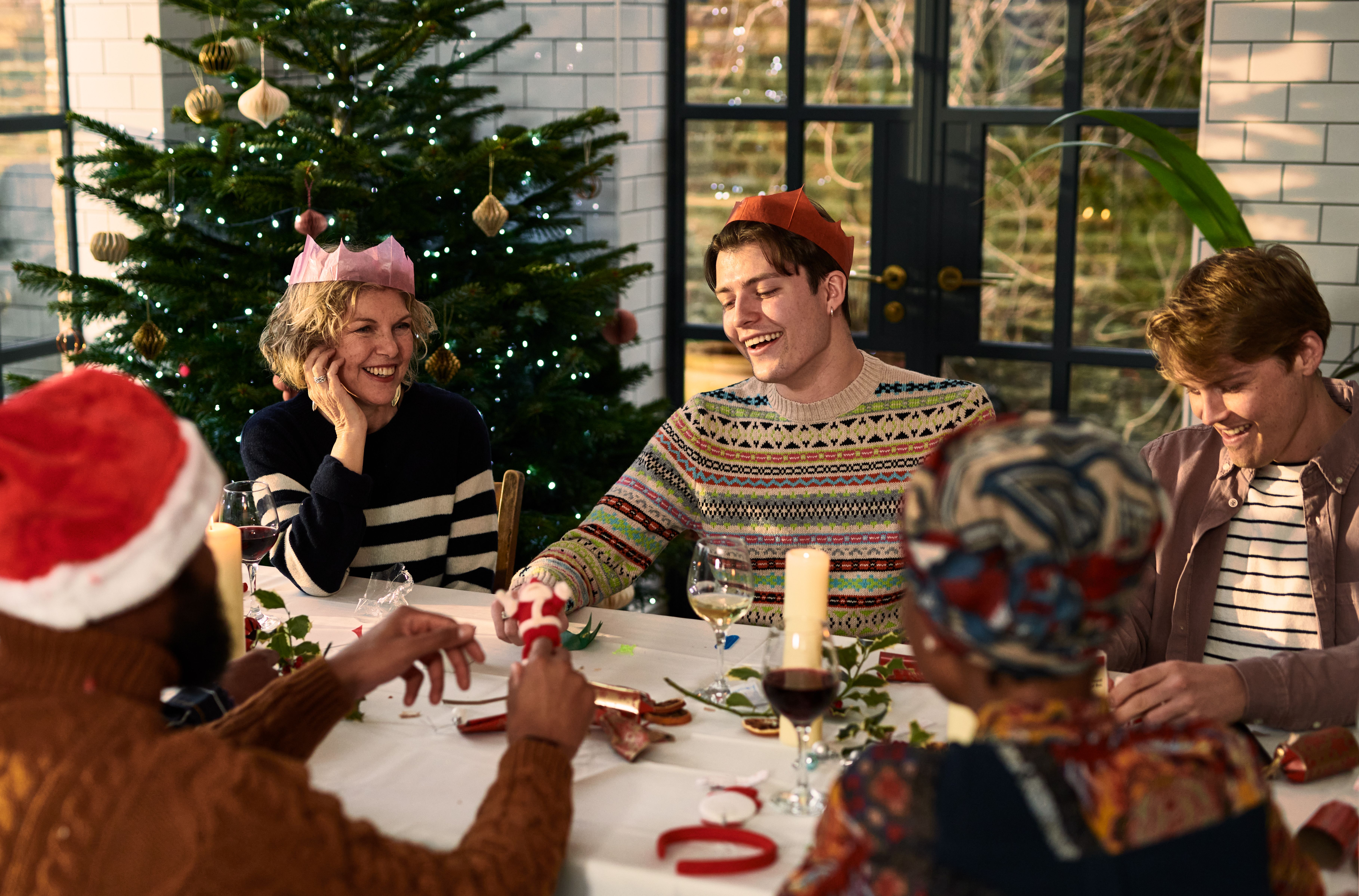 Une célébration de Noël à la table du dîner. | Source : Getty Images