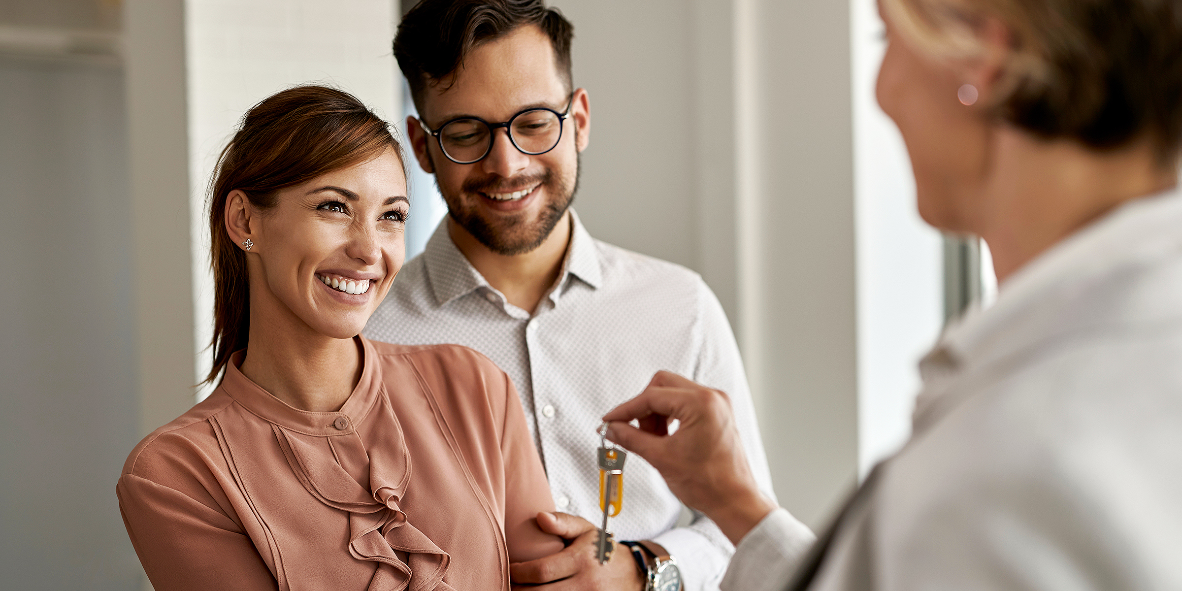 Un couple heureux accepte un trousseau de clés | Source : Shutterstock