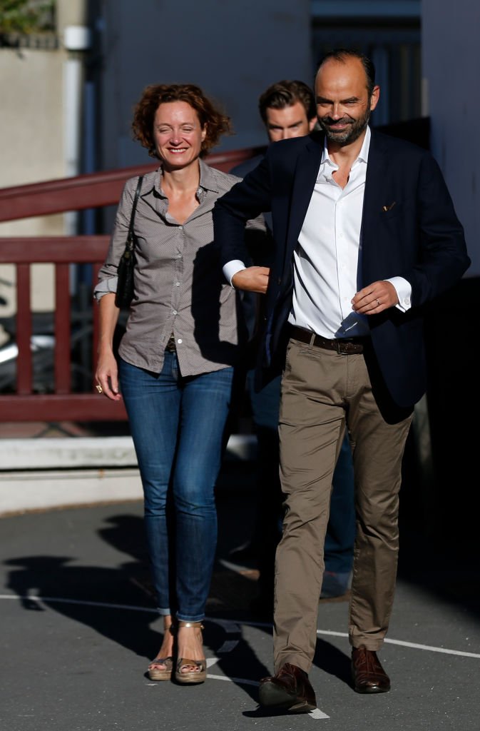 Le Premier ministre français Edouard Philippe flanqué de son épouse Edith Chabre (L) arrive dans un bureau de vote lors du premier tour des élections législatives, le 11 juin 2017 au Havre, dans le nord de la France. | Photo : Getty Images