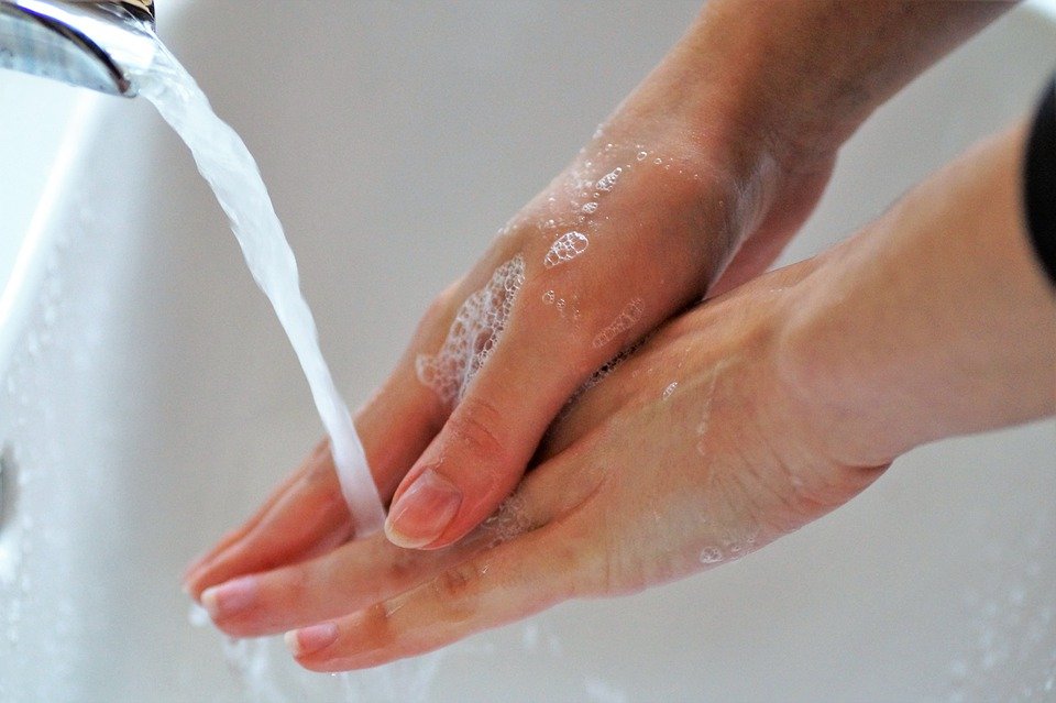 Quelqu'un qui se lave les mains. | Photo : Getty Images