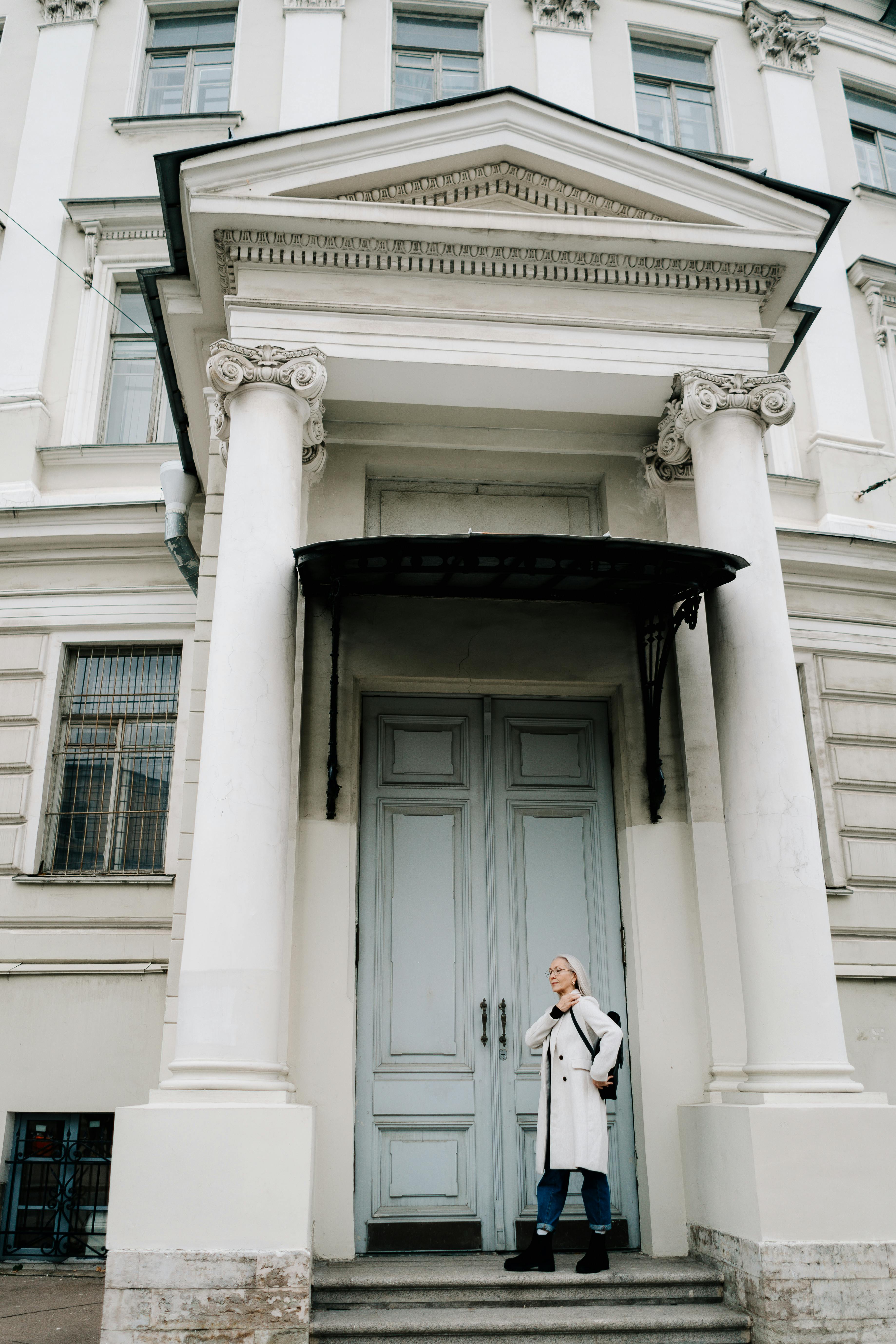 Une femme debout à l'extérieur d'un bâtiment | Source : Pexels