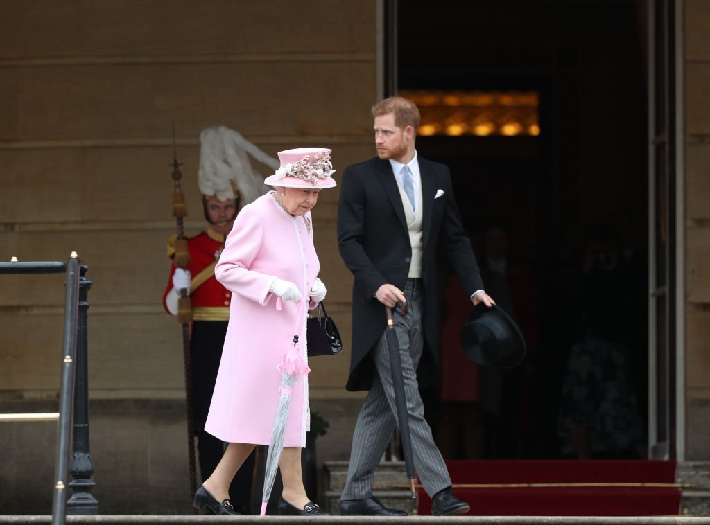 La Reine Elizabeth II et le Prince Harry, Duc du Sussex, assistent à la Royal Garden Party | Source : Getty Images