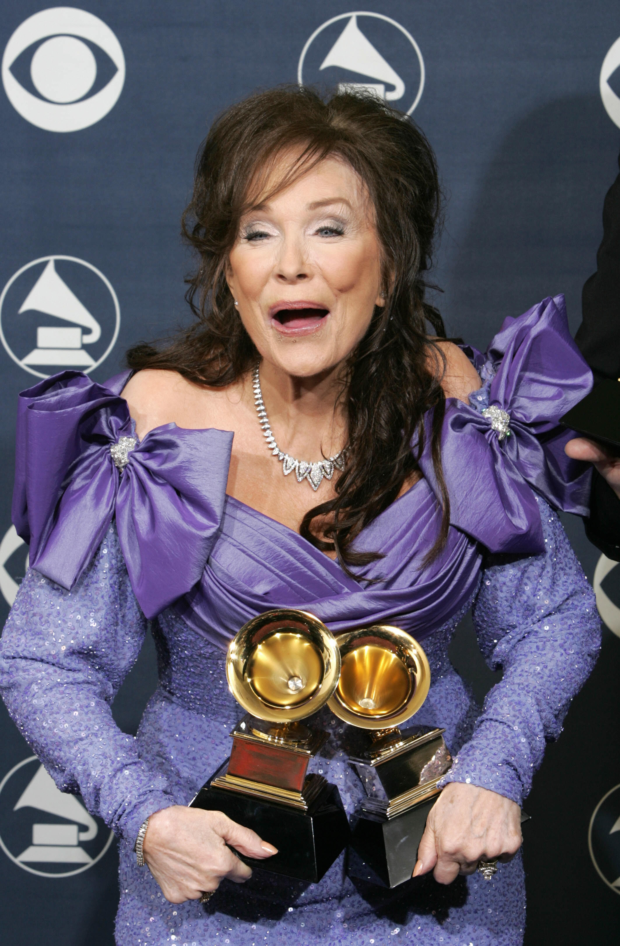 Loretta Lynne pose avec les prix qu'elle a remportés lors de la cérémonie des Grammys à Los Angeles le 13 février 2005. | Source : Getty Images