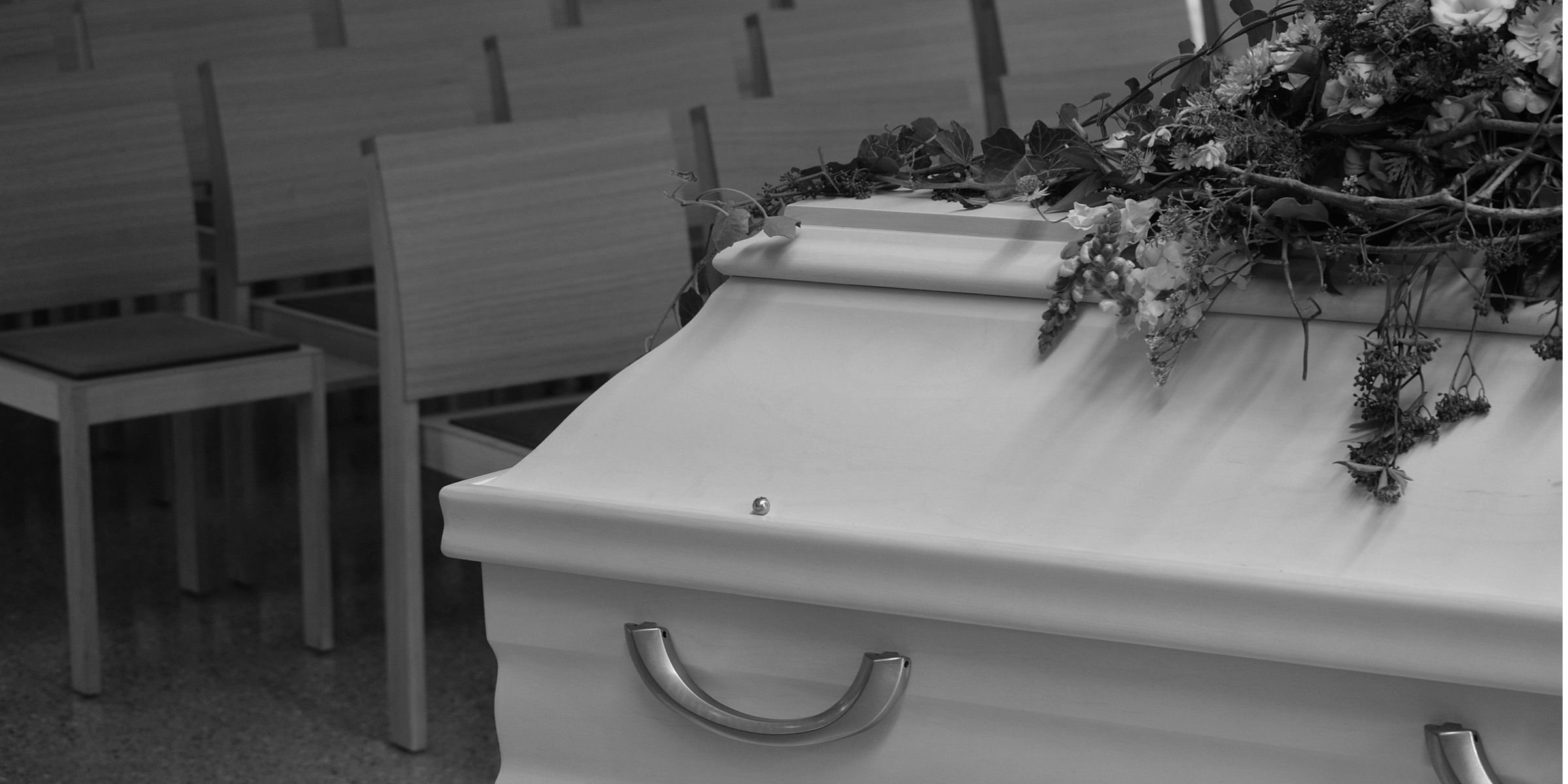 Gros plan en noir et blanc d'un cercueil | Source : Pexels
