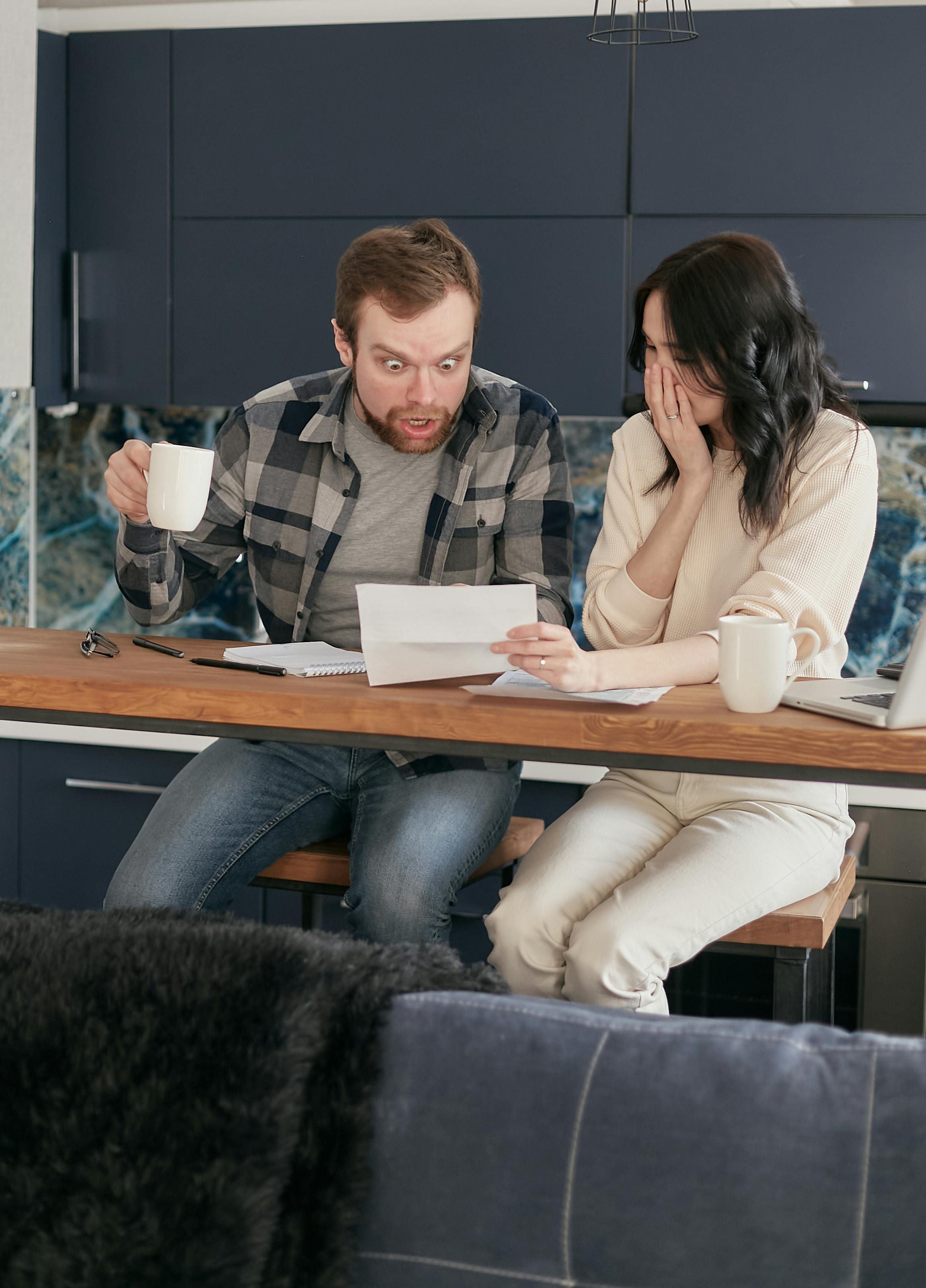 Un homme et une femme feuilletant des papiers | Source : Pexels