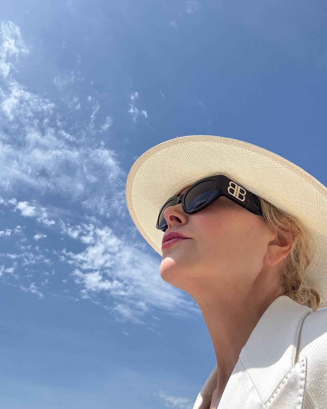 Nicole Kidman portant un chapeau et des lunettes de soleil, mais montrant encore ses cheveux bouclés sur la Côte d'Azur, en France, d'après son post daté du 19 mai 2025 | Source : Instagram/nicolekidman