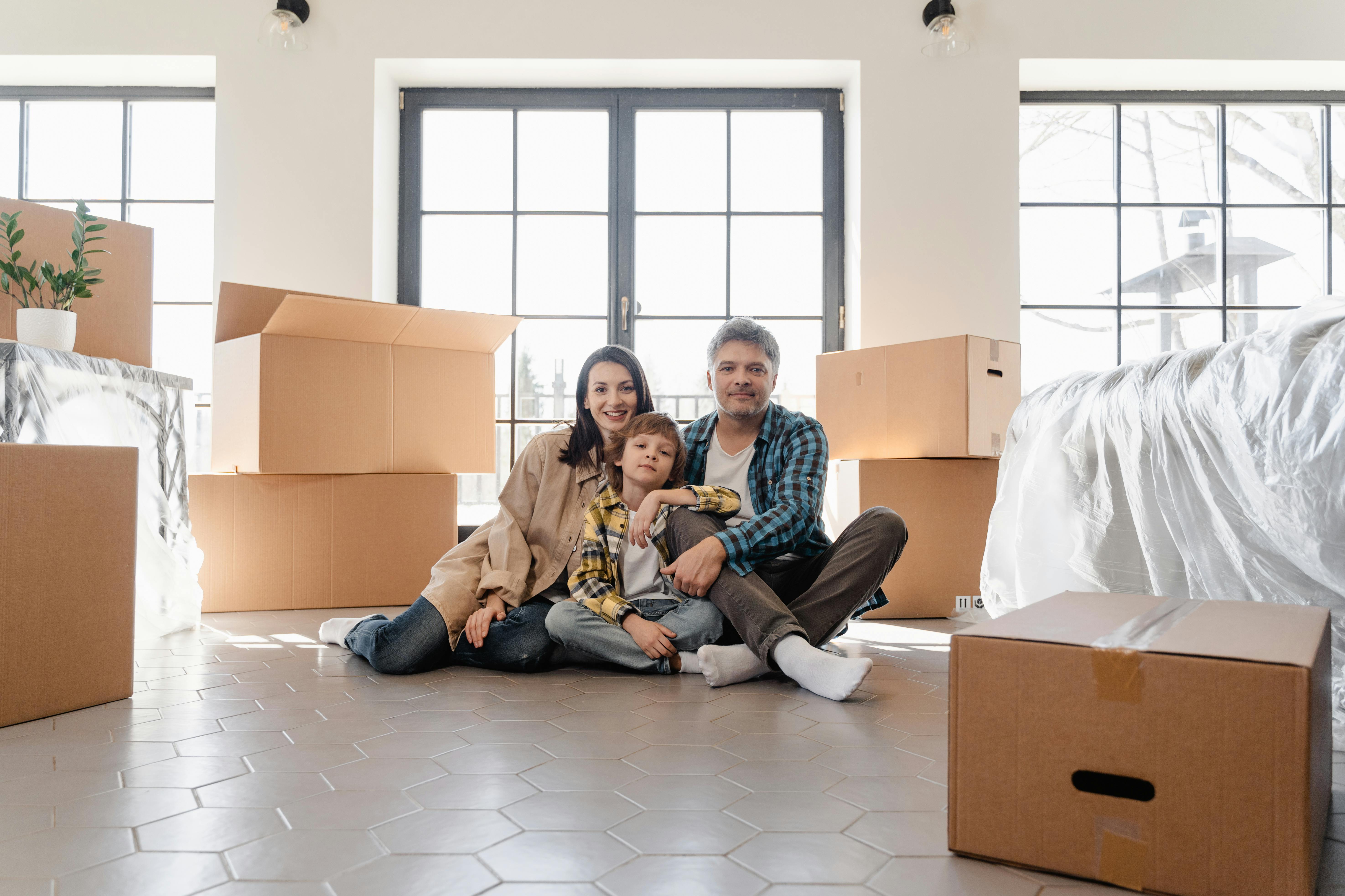 Un couple et leur enfant assis par terre | Source : Pexels