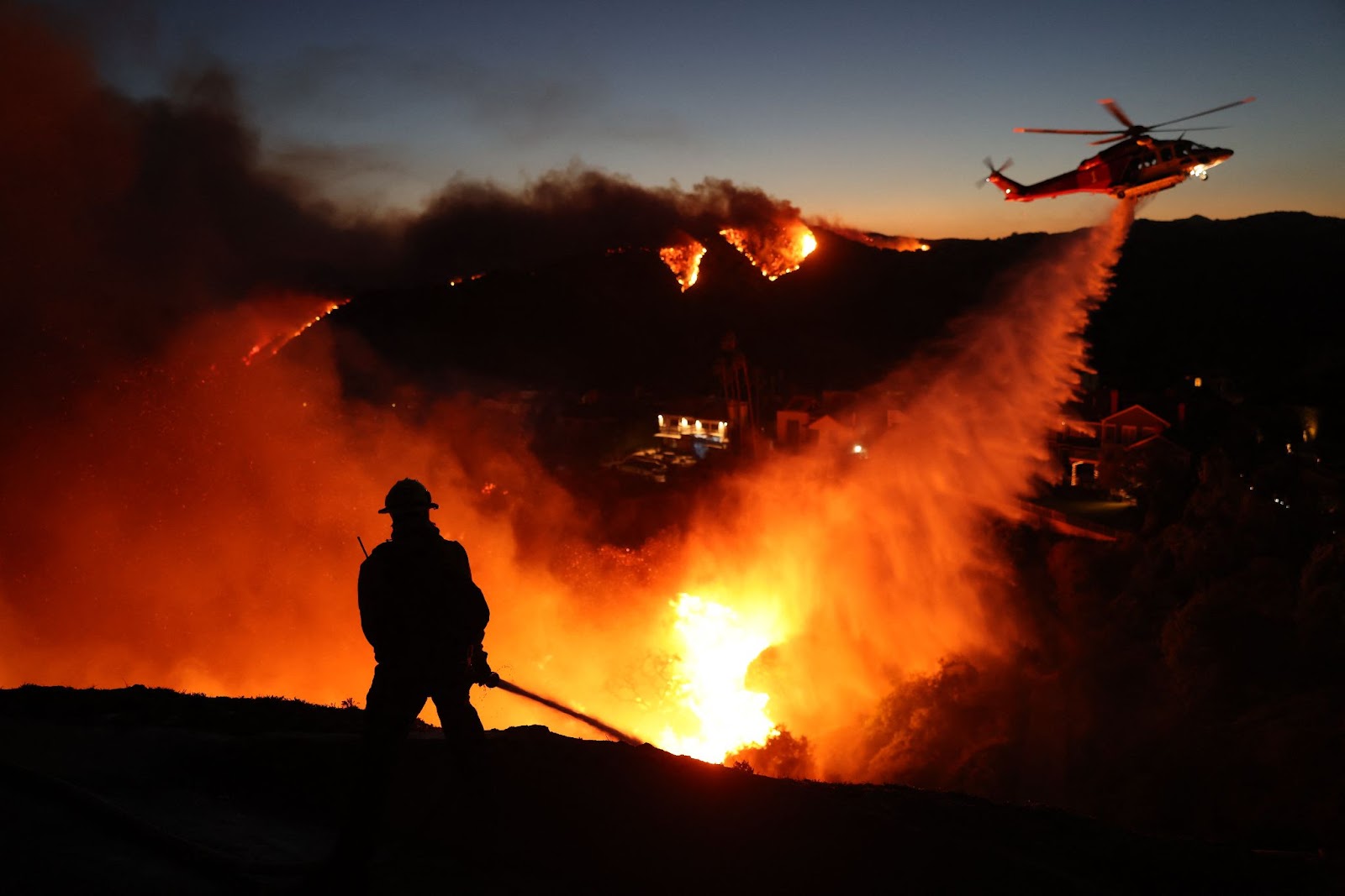 Gros plan sur l'incendie qui se développe à Pacific Palisades, en Californie. | Source : Getty Images