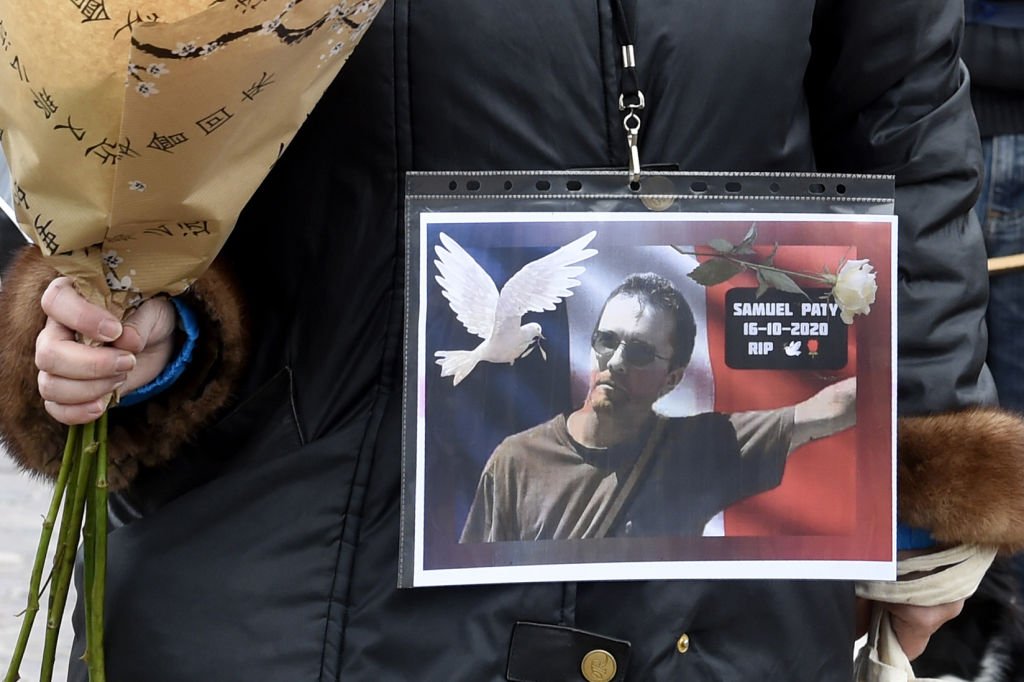 Une femme tient une photo de Samuel Paty, place de la Liberté à Lille le 18 octobre 2020. | Photo : Getty Images