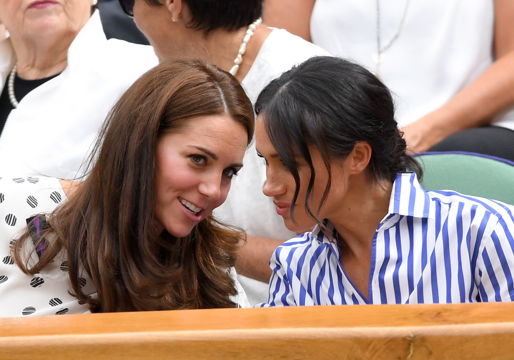 Kate Middleton et Meghan Markle pendant la douzième journée des championnats de tennis de Wimbledon au All England Lawn Tennis and Croquet Club, le 14 juillet 2018 à Londres, en Angleterre. | Source : Getty Images