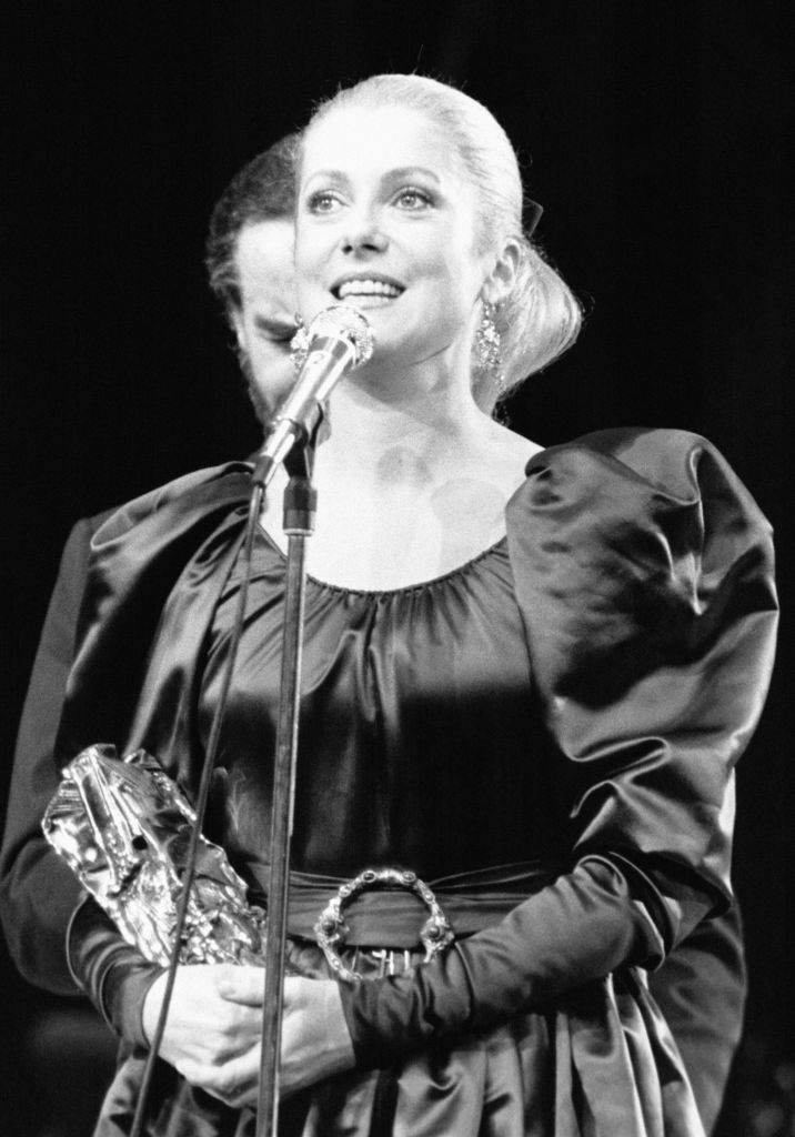 Portrait de l'actrice Catherine Deneuve recevant le César de la meilleure actrice lors de la sixième soirée des Césars le 2 février 1981 à Paris, France. | Source : Getty Images