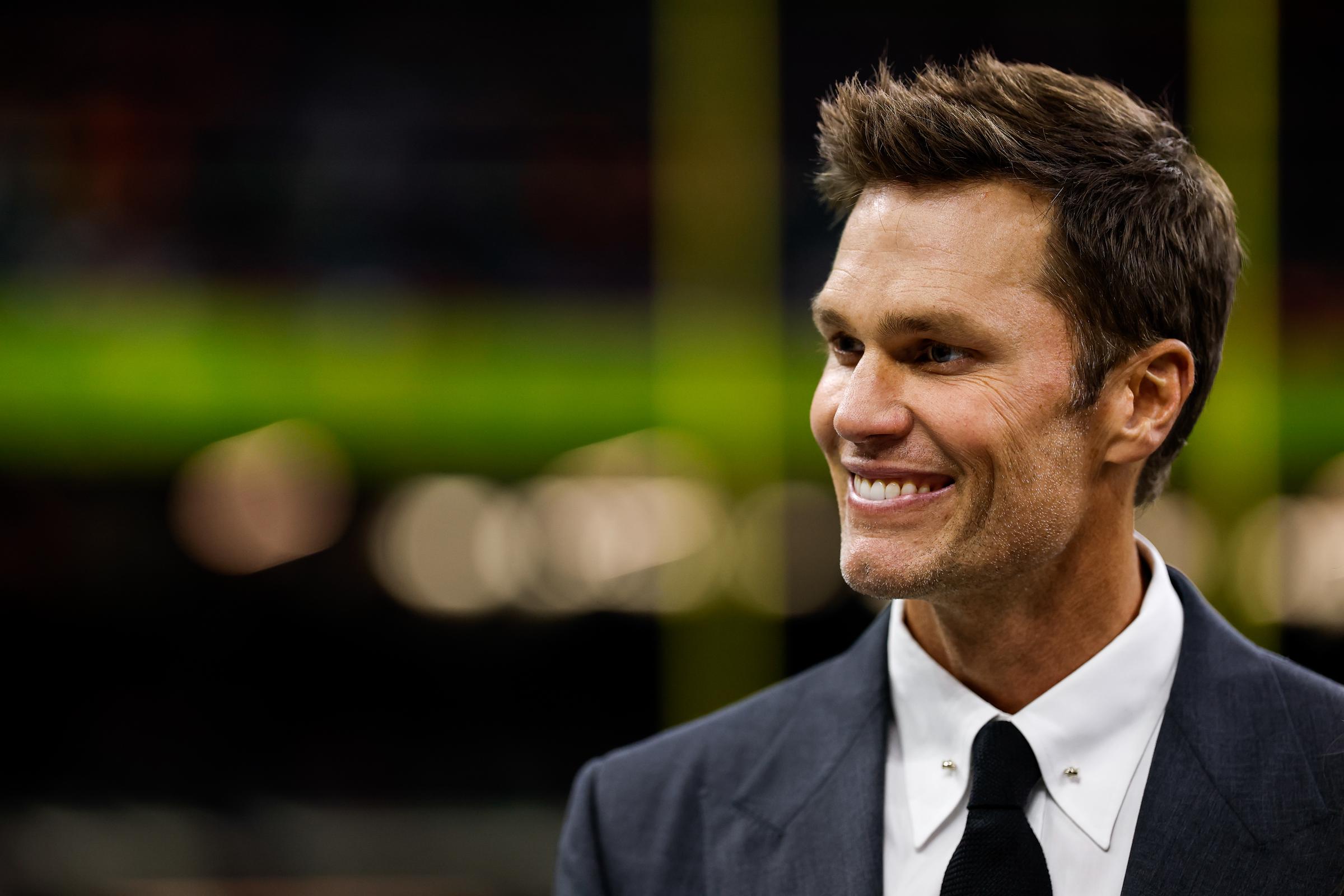 Tom Brady regarde la scène pendant le Super Bowl 2025. | Source : Getty Images