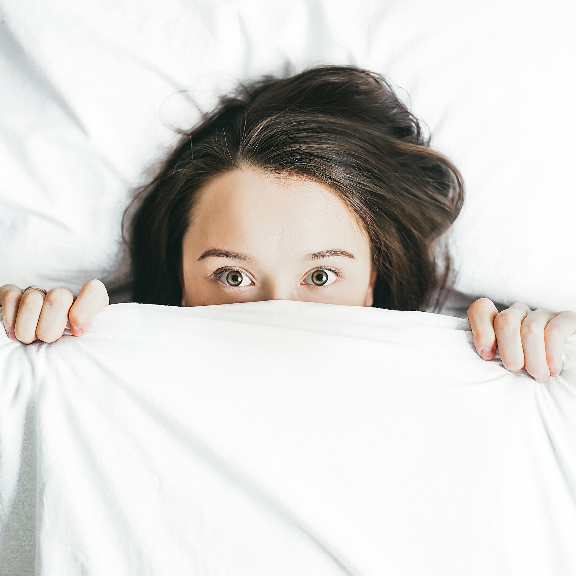 Une femme anxieuse allongée dans son lit | Source : Unsplash